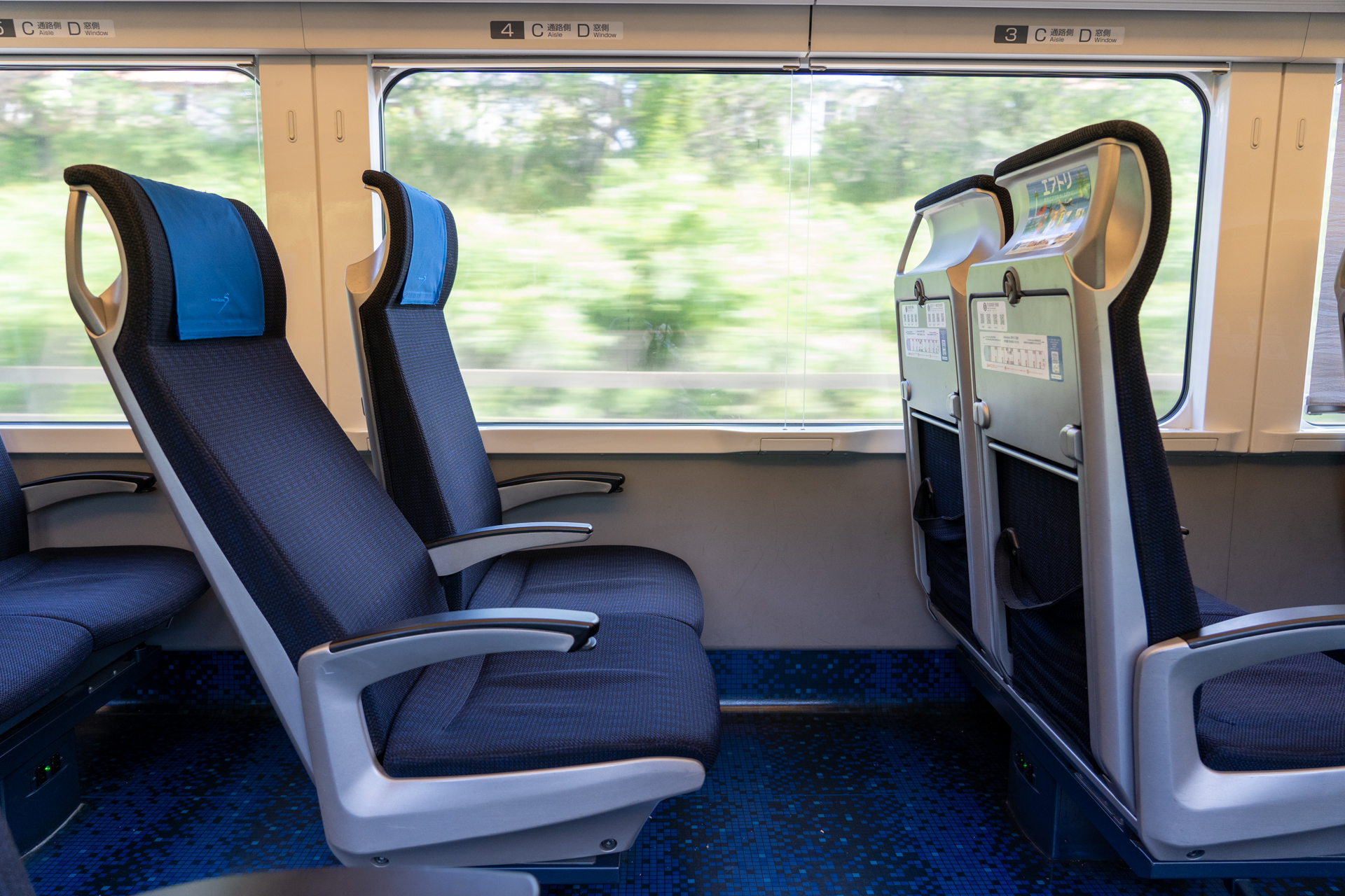 リクライニングも前後が気にならない余裕のシートピッチ