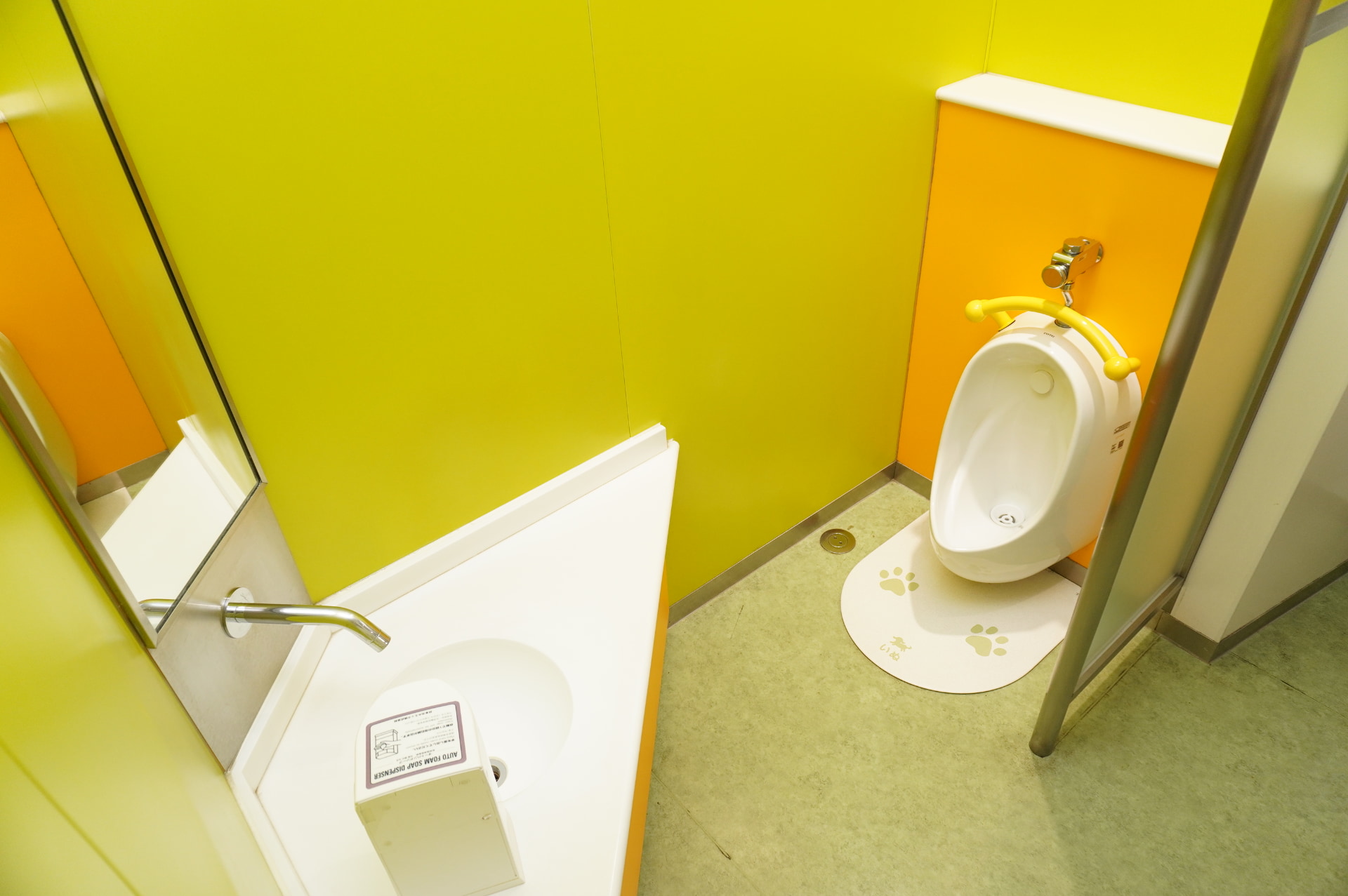 1階に新設された「こどもトイレ」は明るく使いやすいデザイン