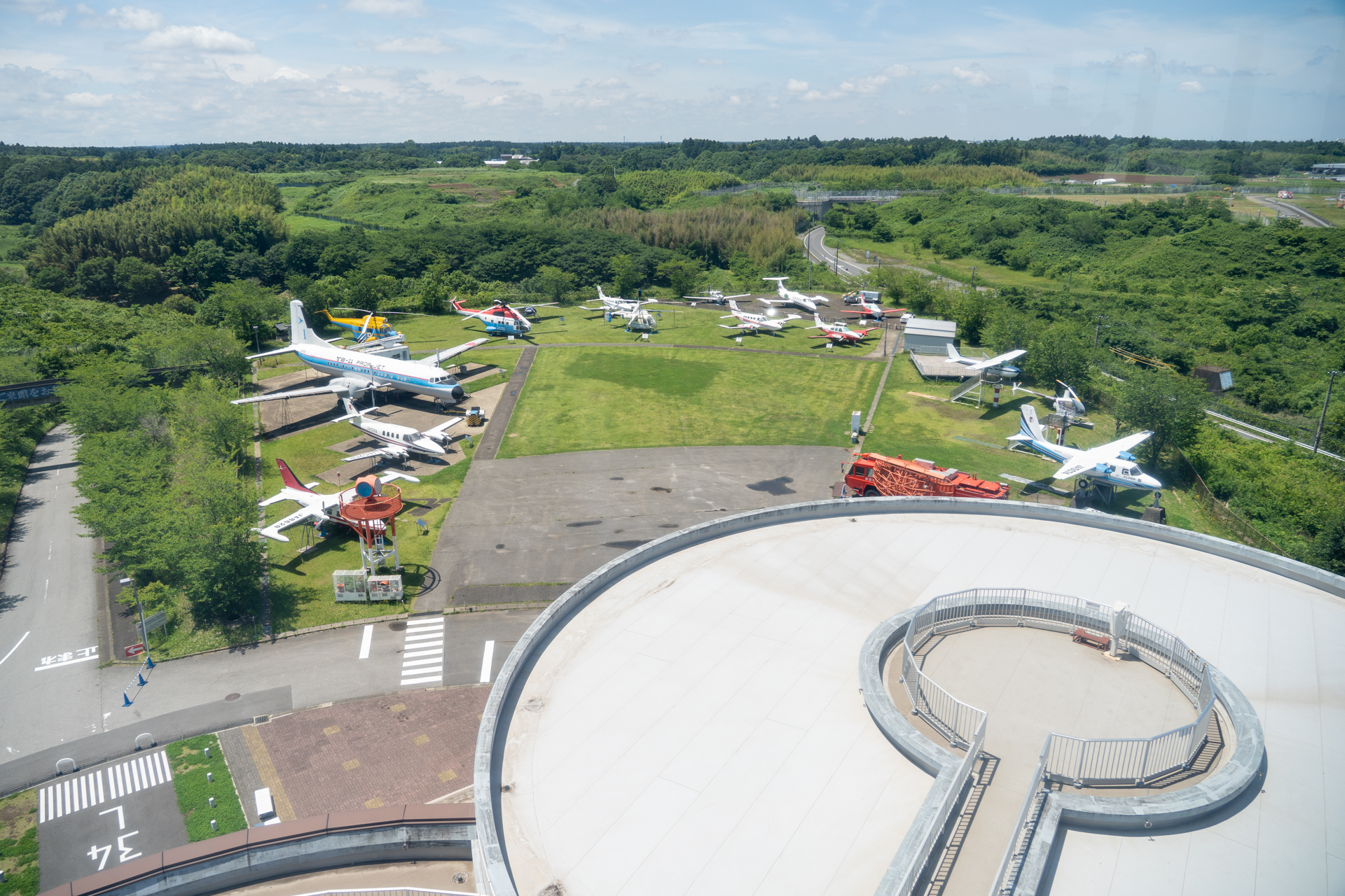 屋外ではセスナやYS-11など約20機の航空機を公開展示