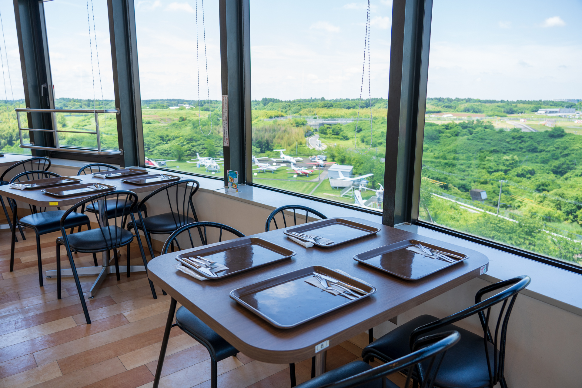 中央棟4階には展望レストラン「バルーン」