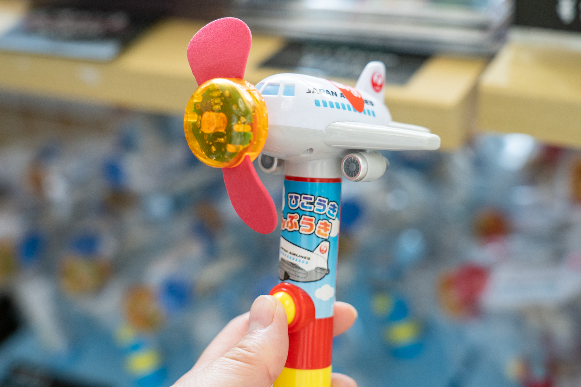 これからの季節に大活躍、ひこうきせんぷうきや太陽光充電で何度も使えるソーラーLEDライトが人気