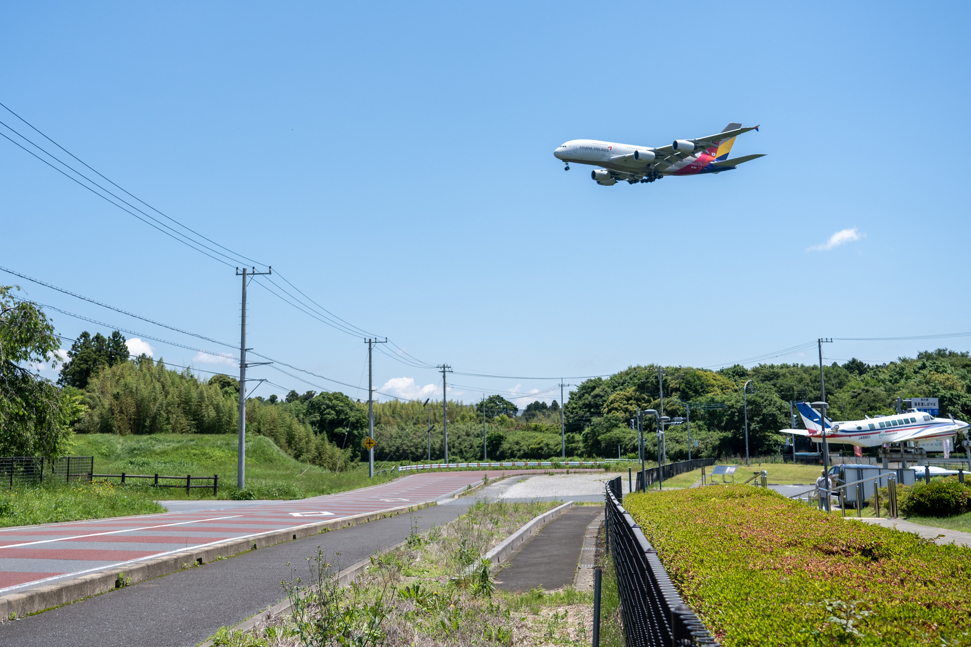 バス停付近を歩いていると空に飛行機が。近さに感動！