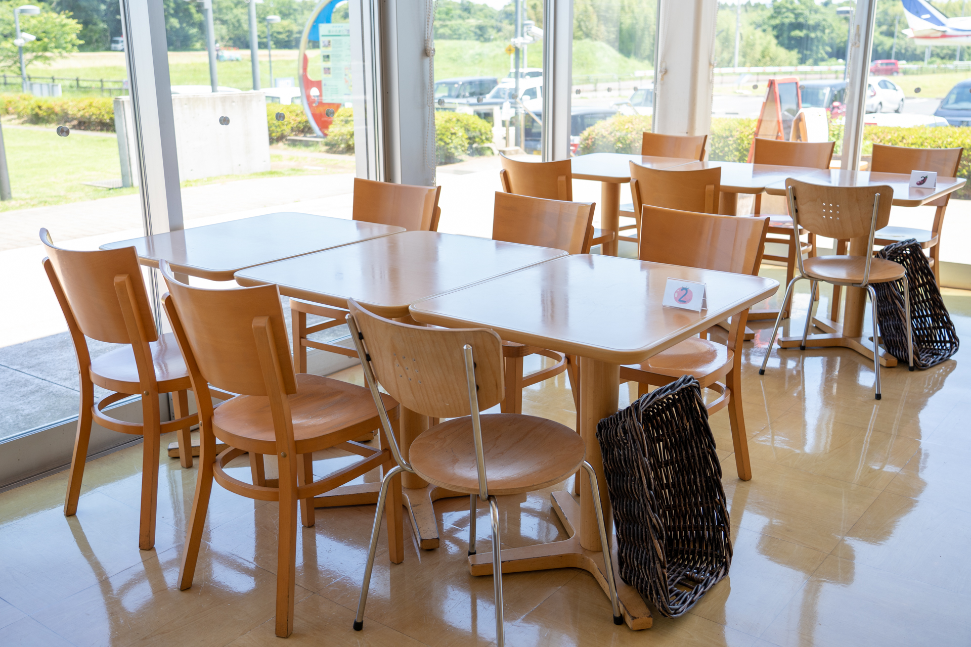 店内からも飛行機の離着陸を見ることができます