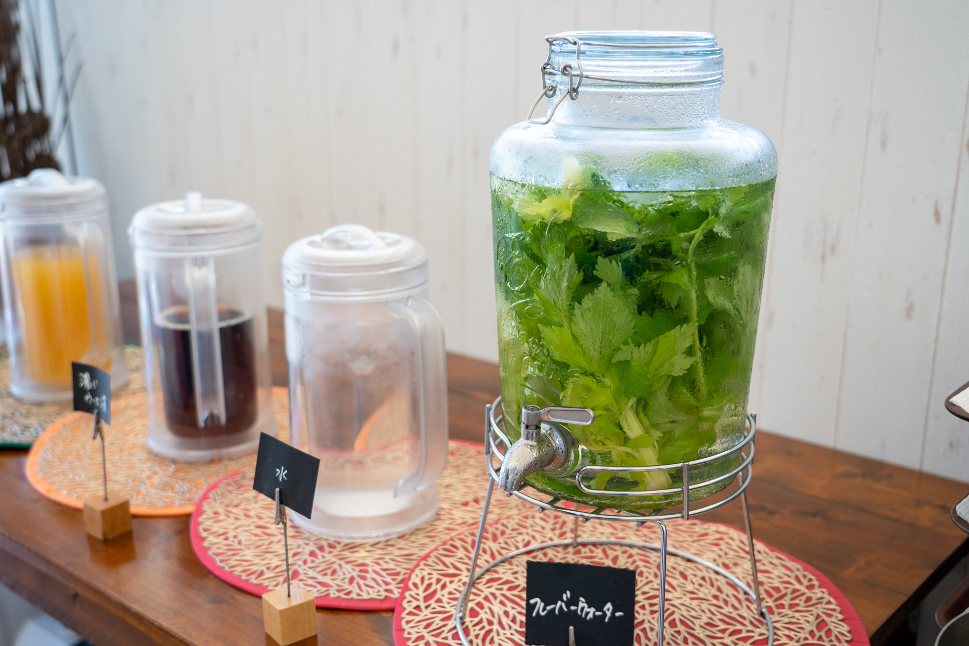 ハーブ類が入ったフレーバーウォーター