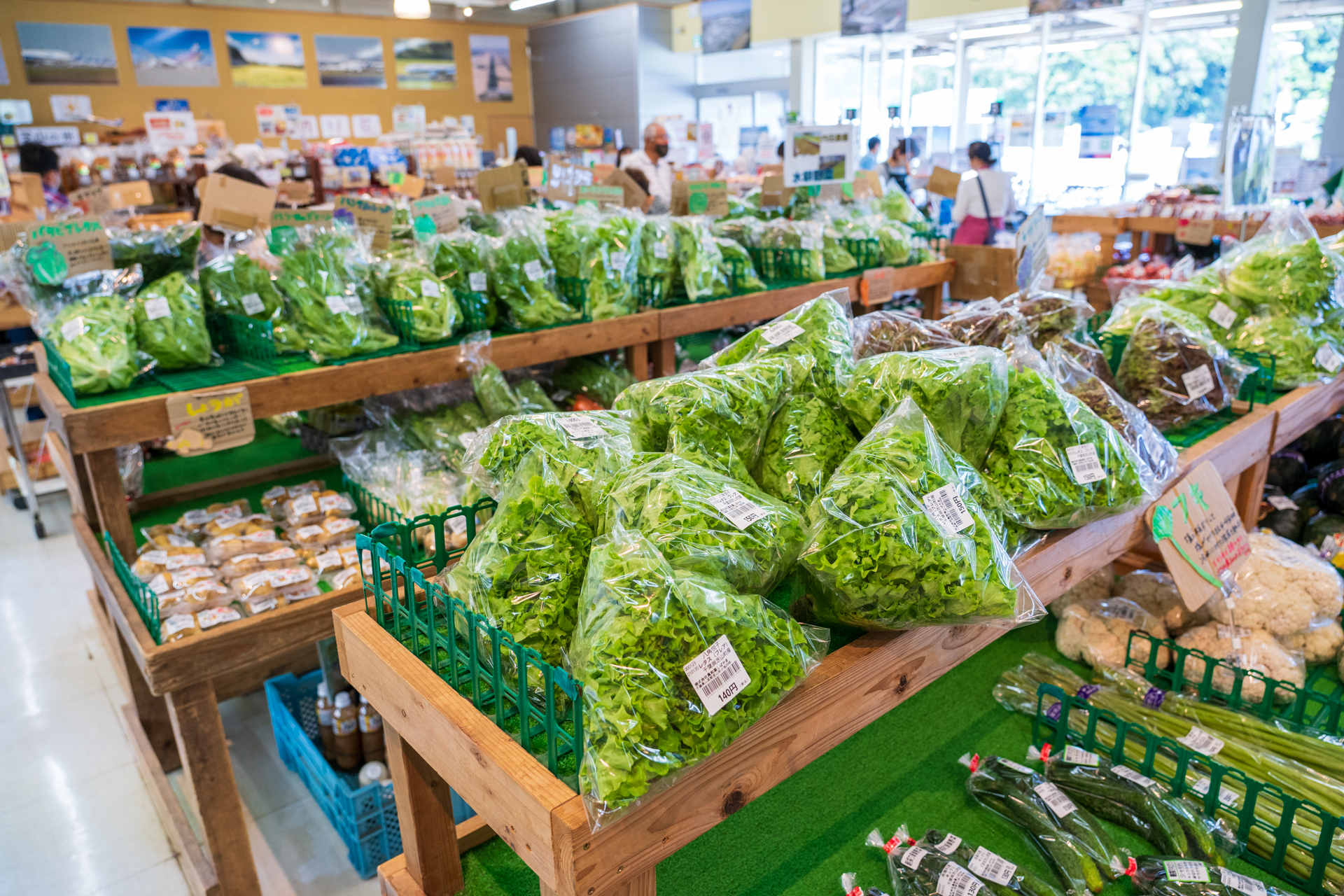 新鮮な野菜などの農産物たくさん。何かお土産に買って帰ってもいいですね
