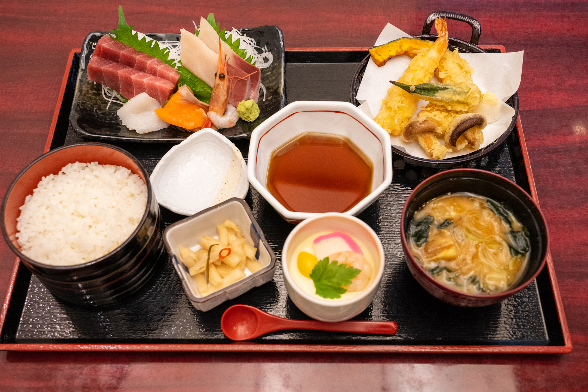 刺身・天ぷら御膳（通常1930円）