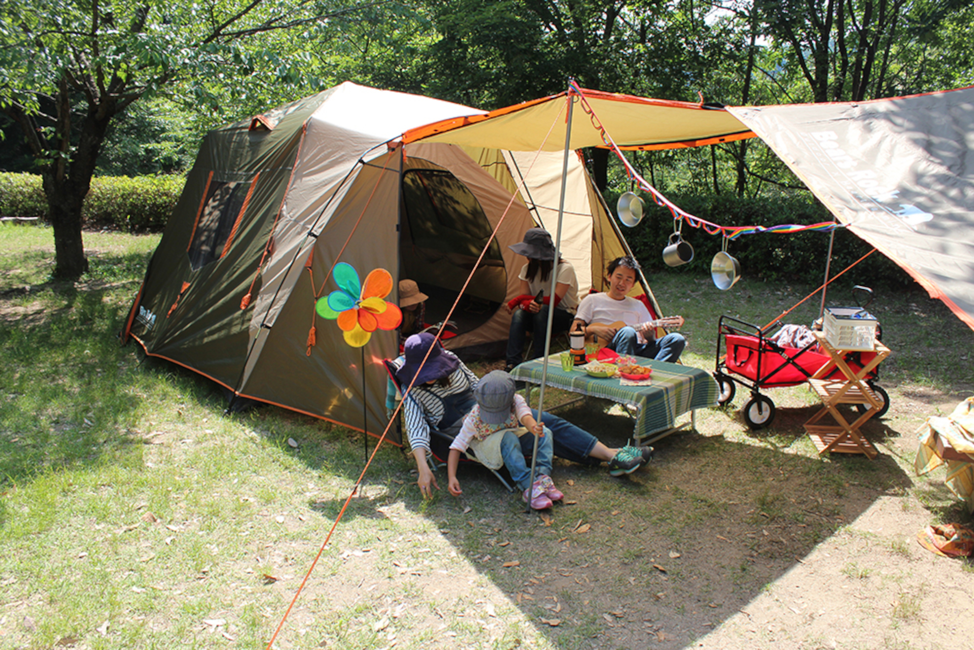 ワンタッチで設営できる4～6人用「ビックベアーテント」