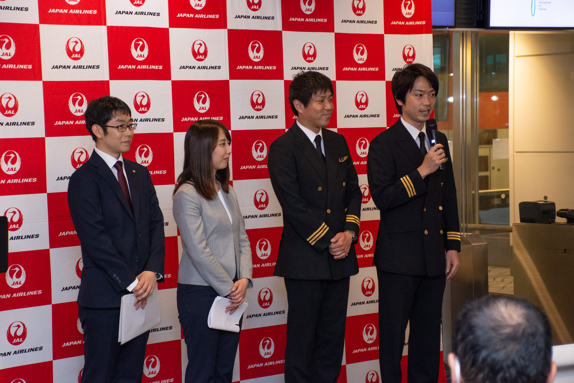 搭乗前には式典を実施した。右から、日本航空株式会社 777運航乗務部 副操縦士 山下順平氏、副操縦士 会田雄吾氏、顧客データ戦略室 大野暉宙氏、オペレーションコントロール部 安立里菜氏