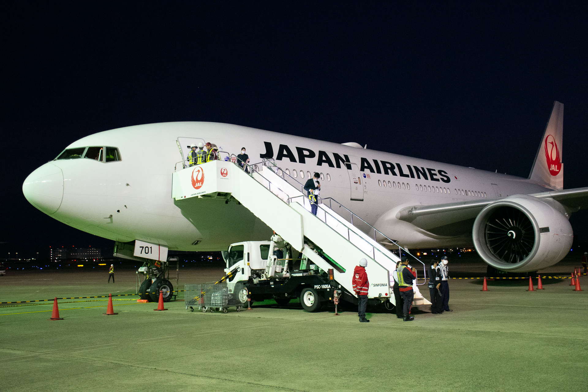 羽田空港213番スポットでツアー参加者を待つJA701J