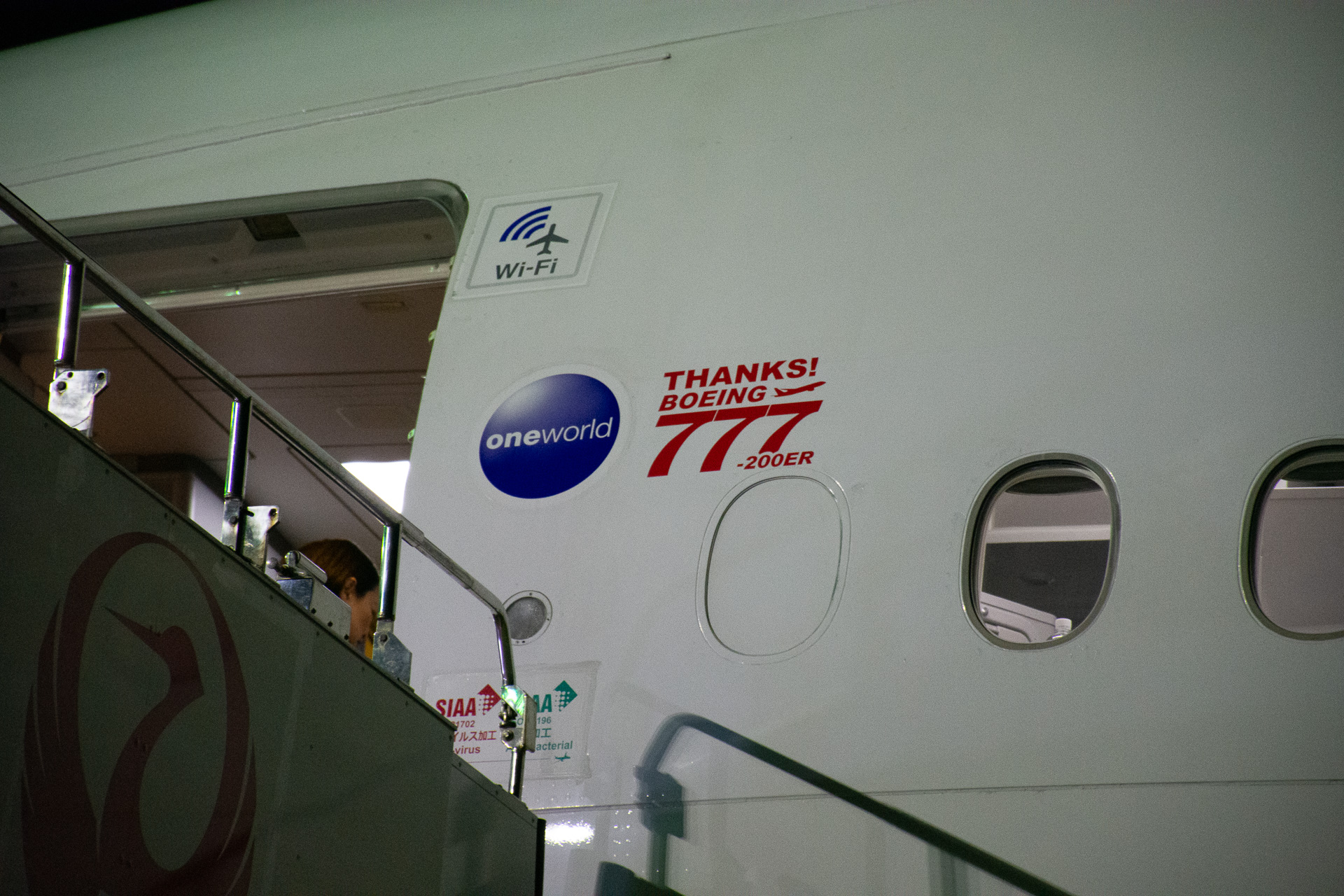 ツアーのために用意したロゴを添付している。写真はL1ドア