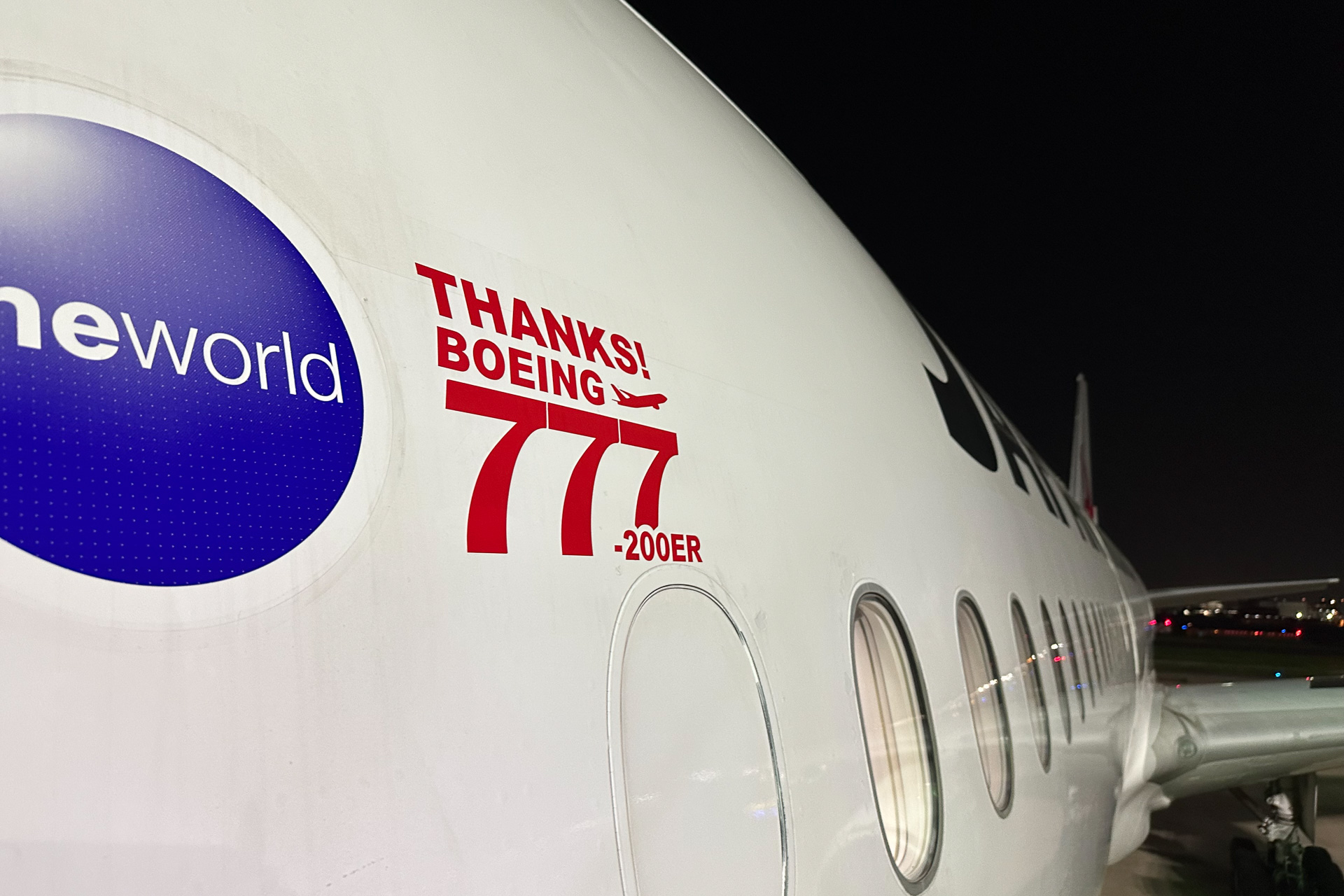 ツアーのために用意したロゴを添付している。写真はL1ドア