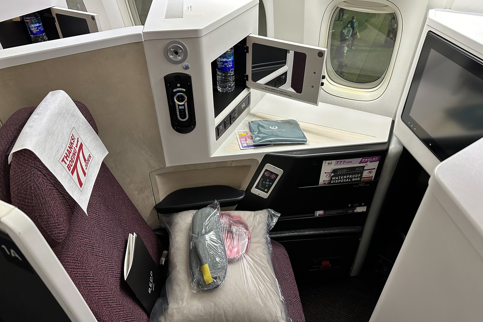 機内はビジネスクラス、エコノミークラスともロゴを使ったヘッドレストカバーを取り付け