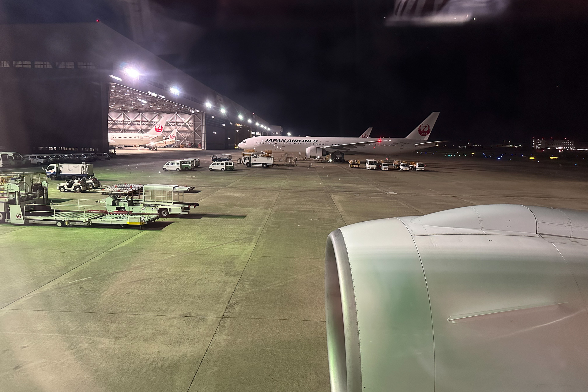 地上から見送られて離陸へ