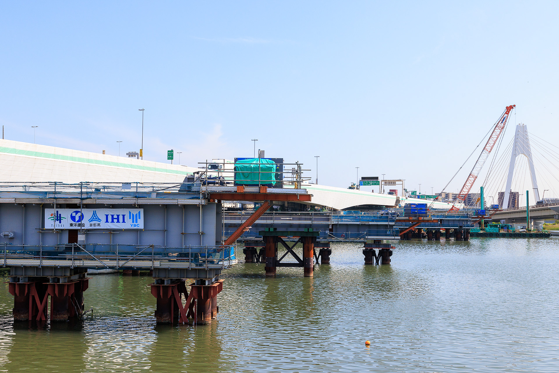 スライド用の桁は計5本。一番手前に見える緑のシート横にケーブルを引くためのジャッキが見える