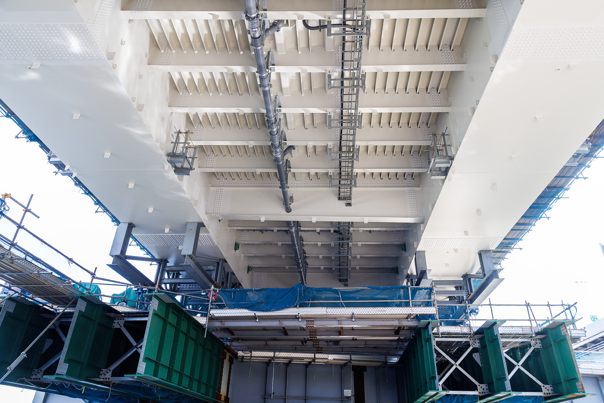 新設橋桁の下面。完成時は恒久足場が設けられるため見えなくなる