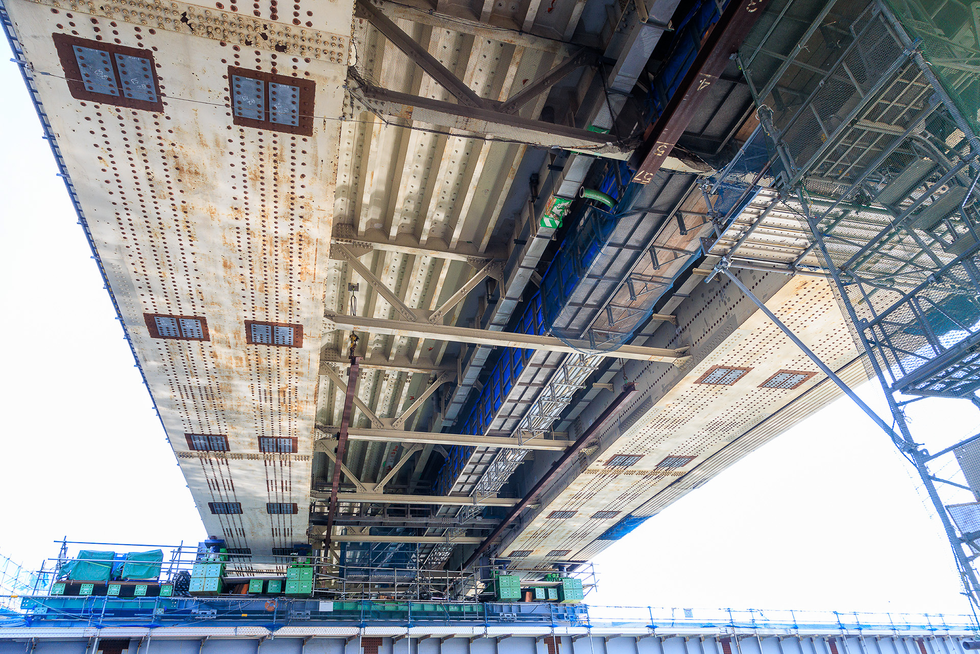 既設橋桁の下面。すでに移動用のジャッキがセットされている