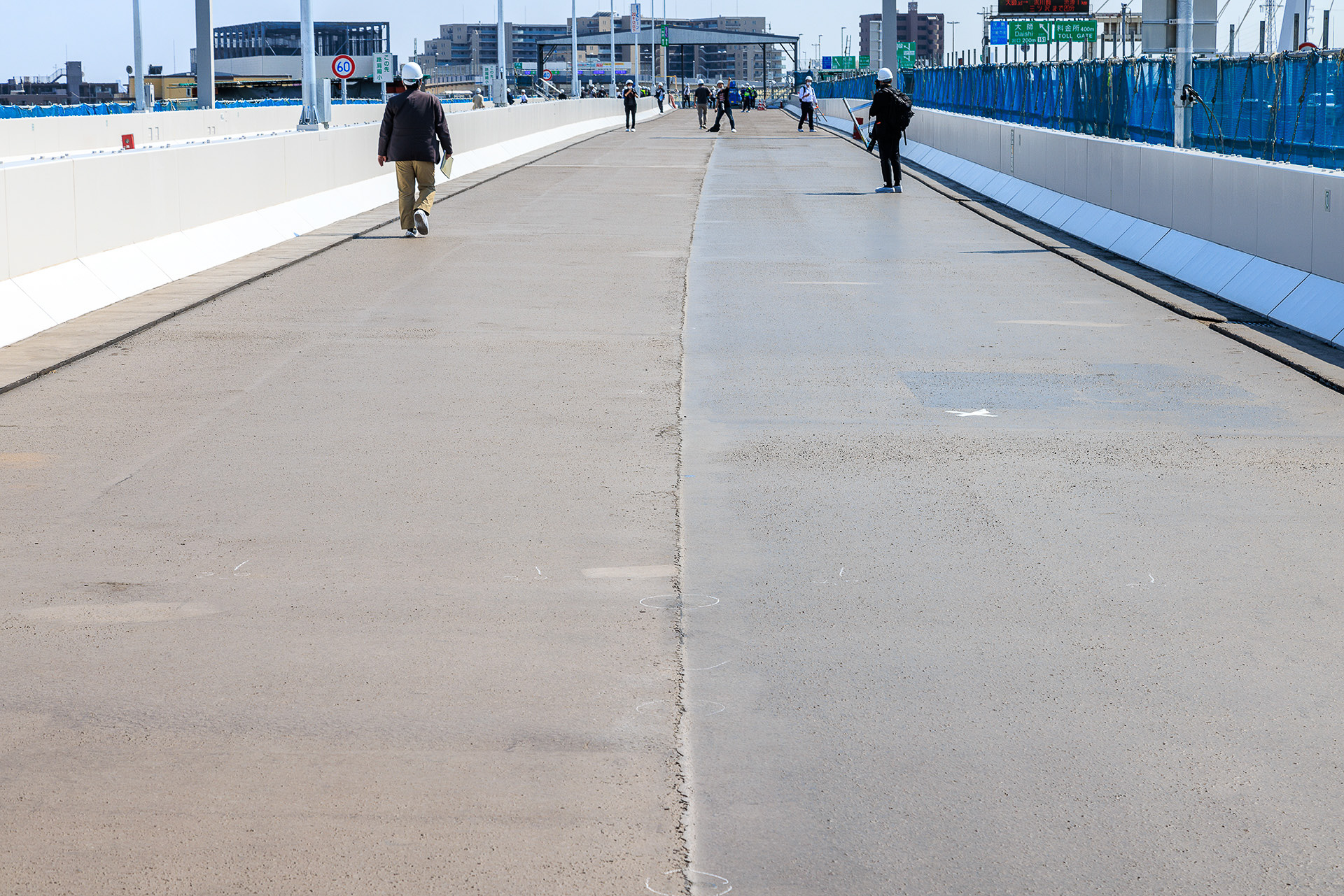 1層目の舗装は水を通さない仕様。移動後に実際の路面となるアスファルト舗装が行なわれる。事前に施工しないのは重量増を嫌ったため