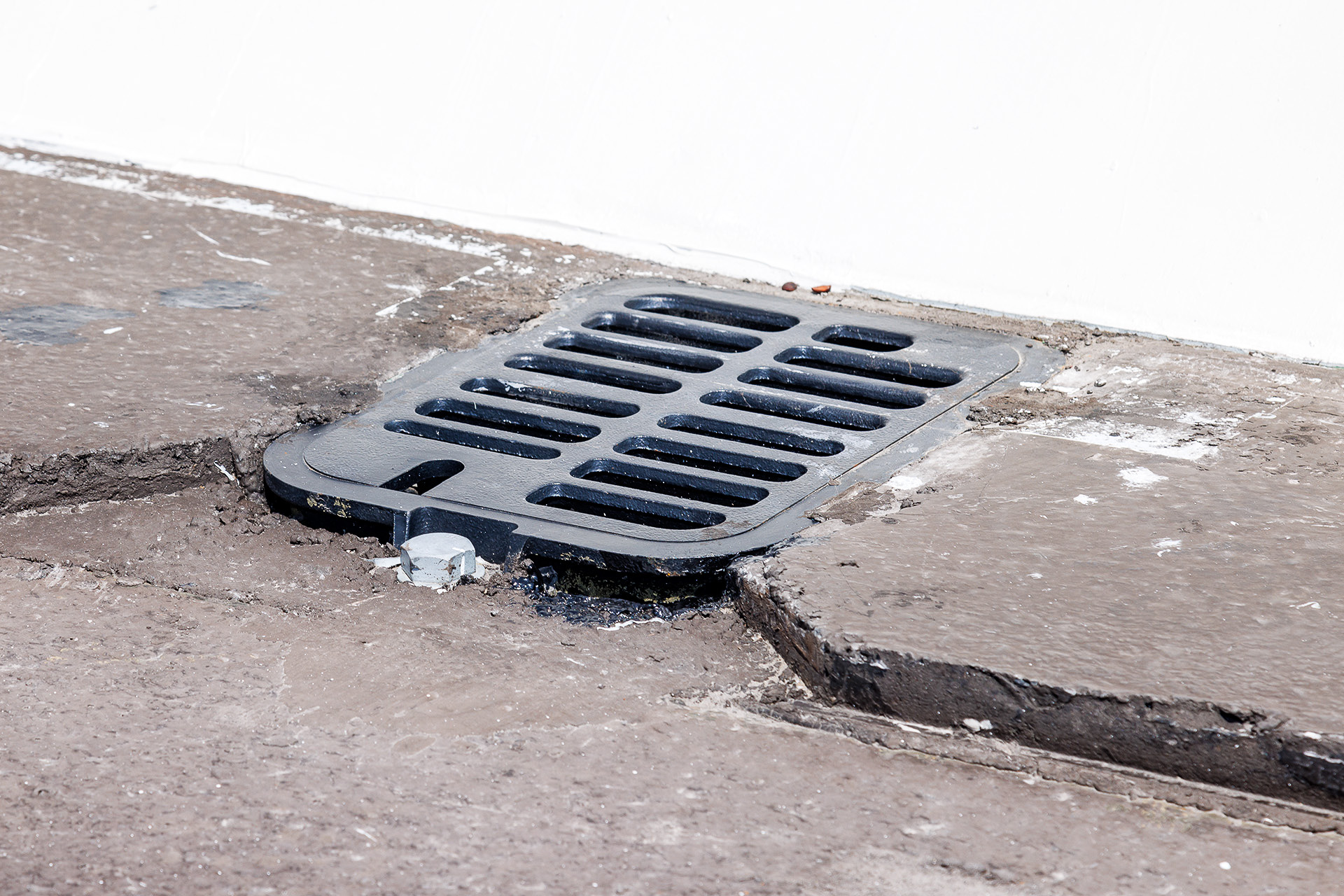 路面部分は水を通す高機能舗装となり雨水は1層目との隙間を通って排水される。そのため排水口は側面にも開口部が設けられている