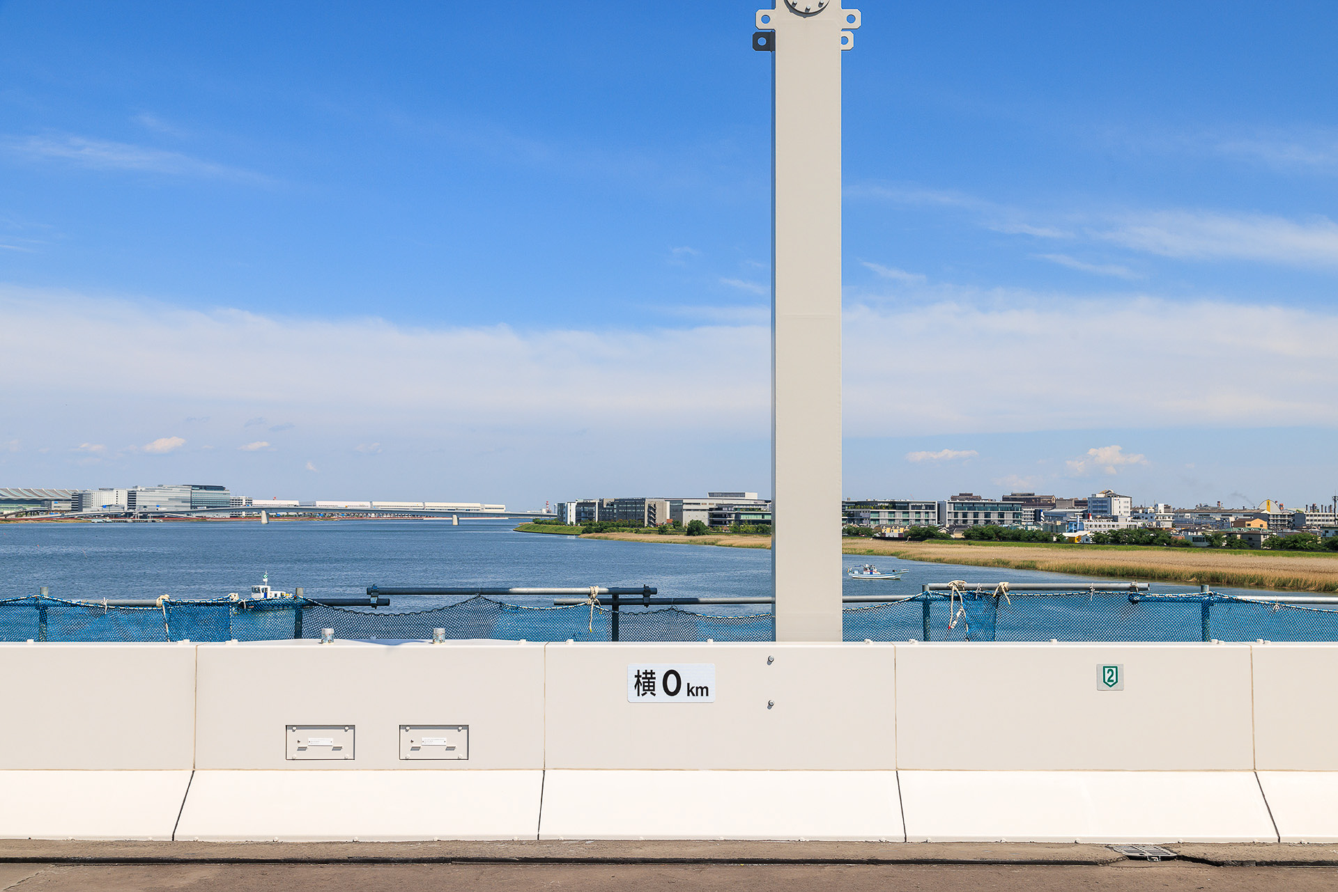 橋桁中程に「横0km」のプレート。同社の管理区分用のものだという