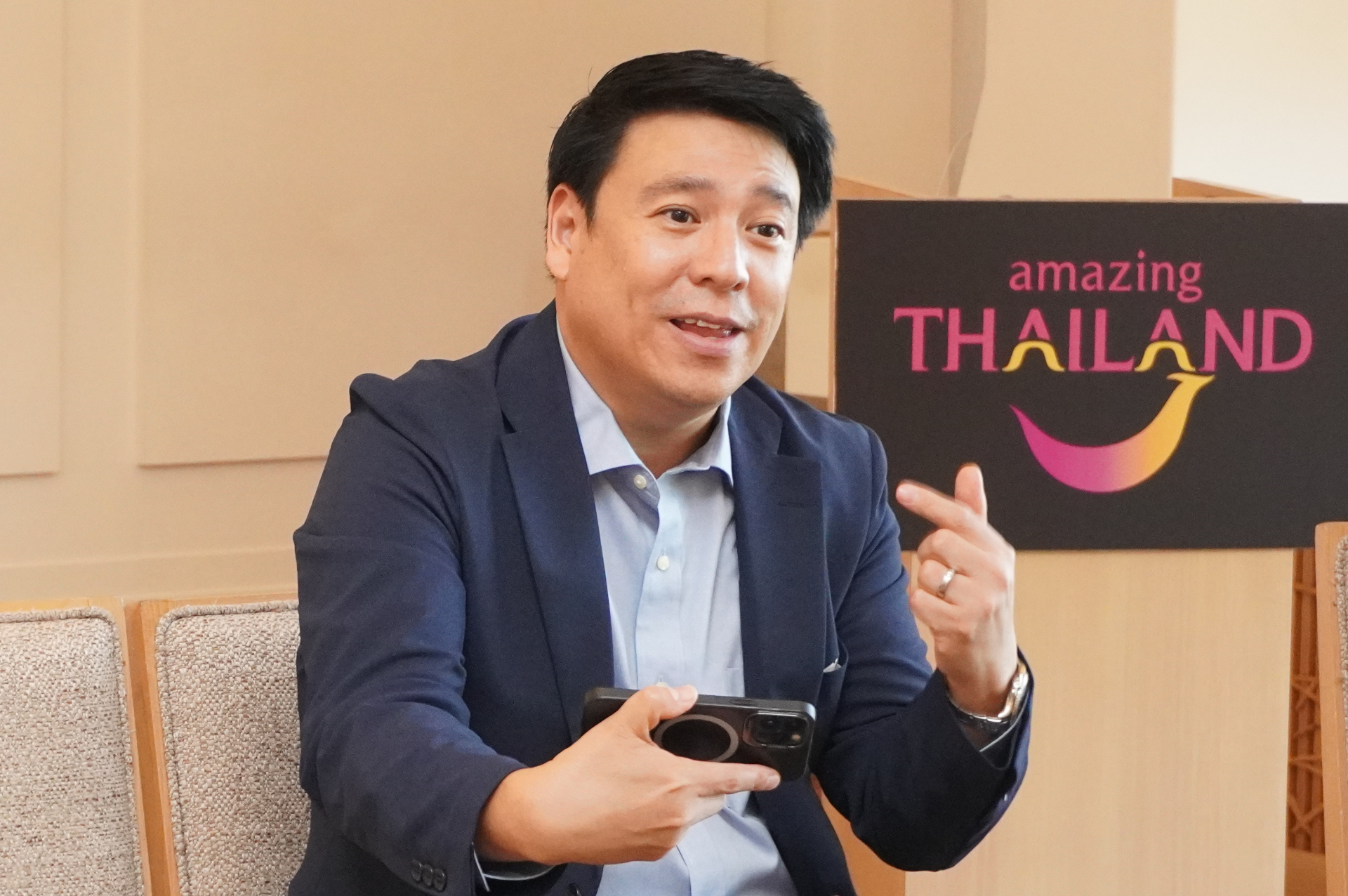 報道陣のインタビューに応じたカジョンデート・アピチャートラクン氏。「これまで本当に長らくお待たせしました。“今こそ、タイへ”誘う新たな観光を再開させてまいりましょう」と意気込んだ