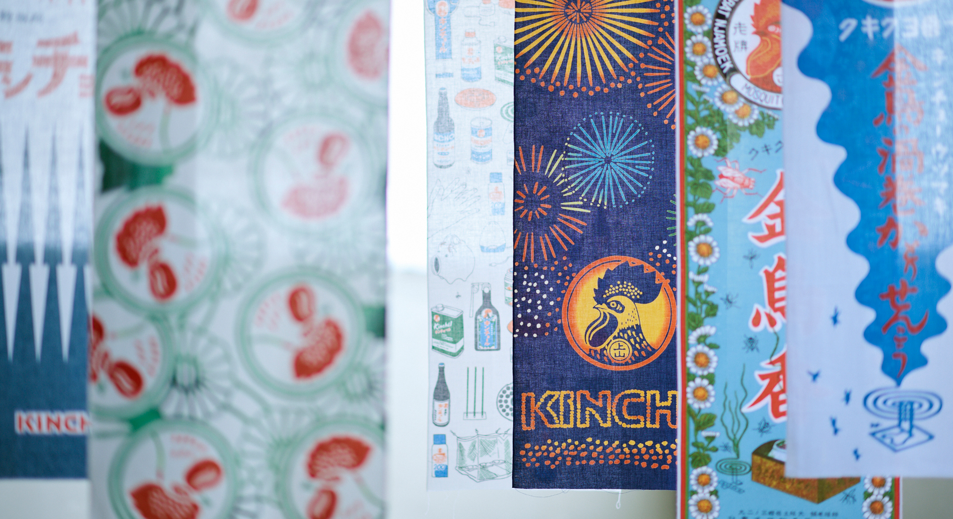 重ねた生地に染料を注ぎ染め上げる「注染」など、手ぬぐいの豊富なバリエーション