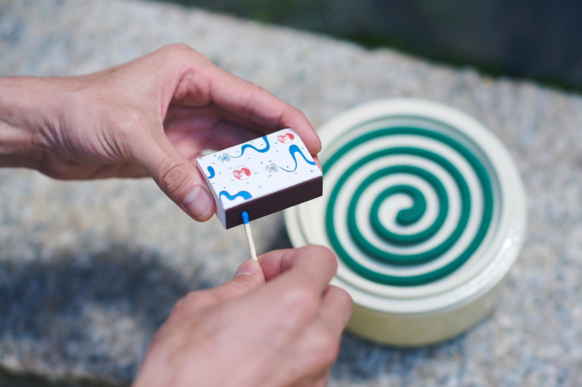 箱入りマッチをすって蚊取り線香に点火