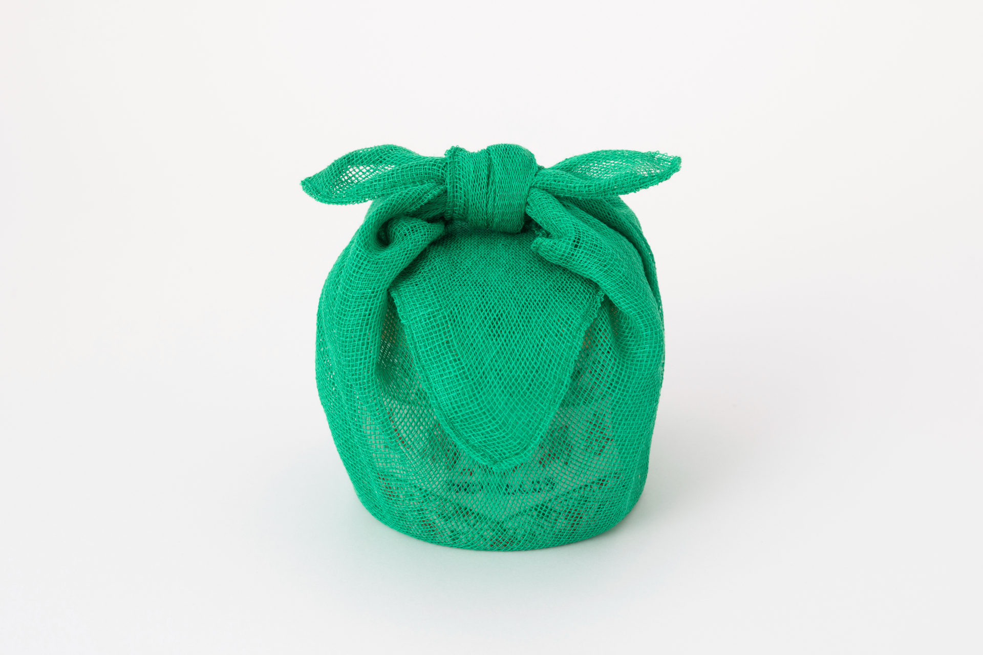 かや織に包んだ有田焼 金鳥の渦巻蓋物