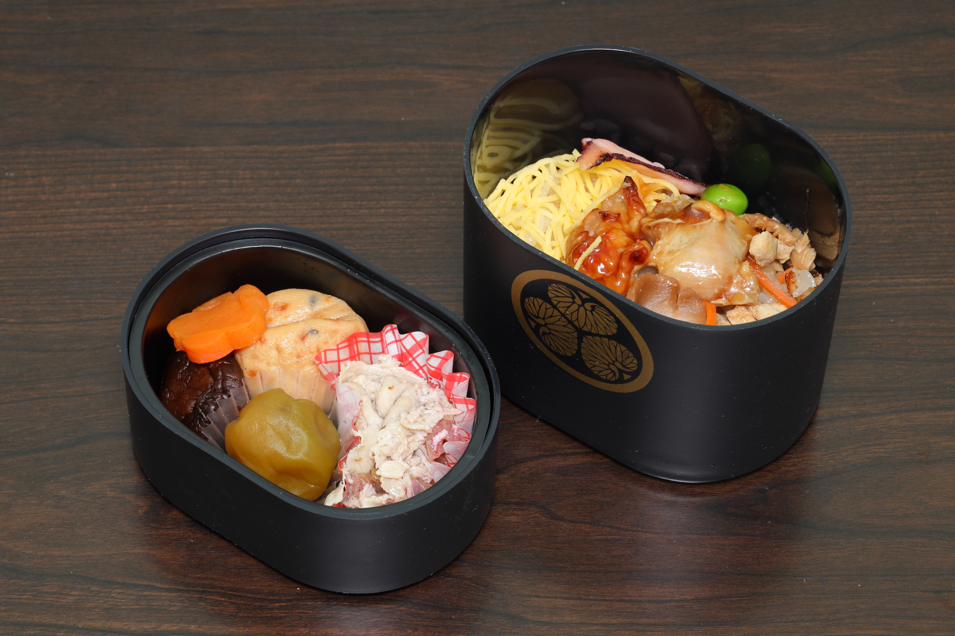 上段にはおかず、下段には炊き込みご飯。どちらも茨城を十分に感じられる内容です