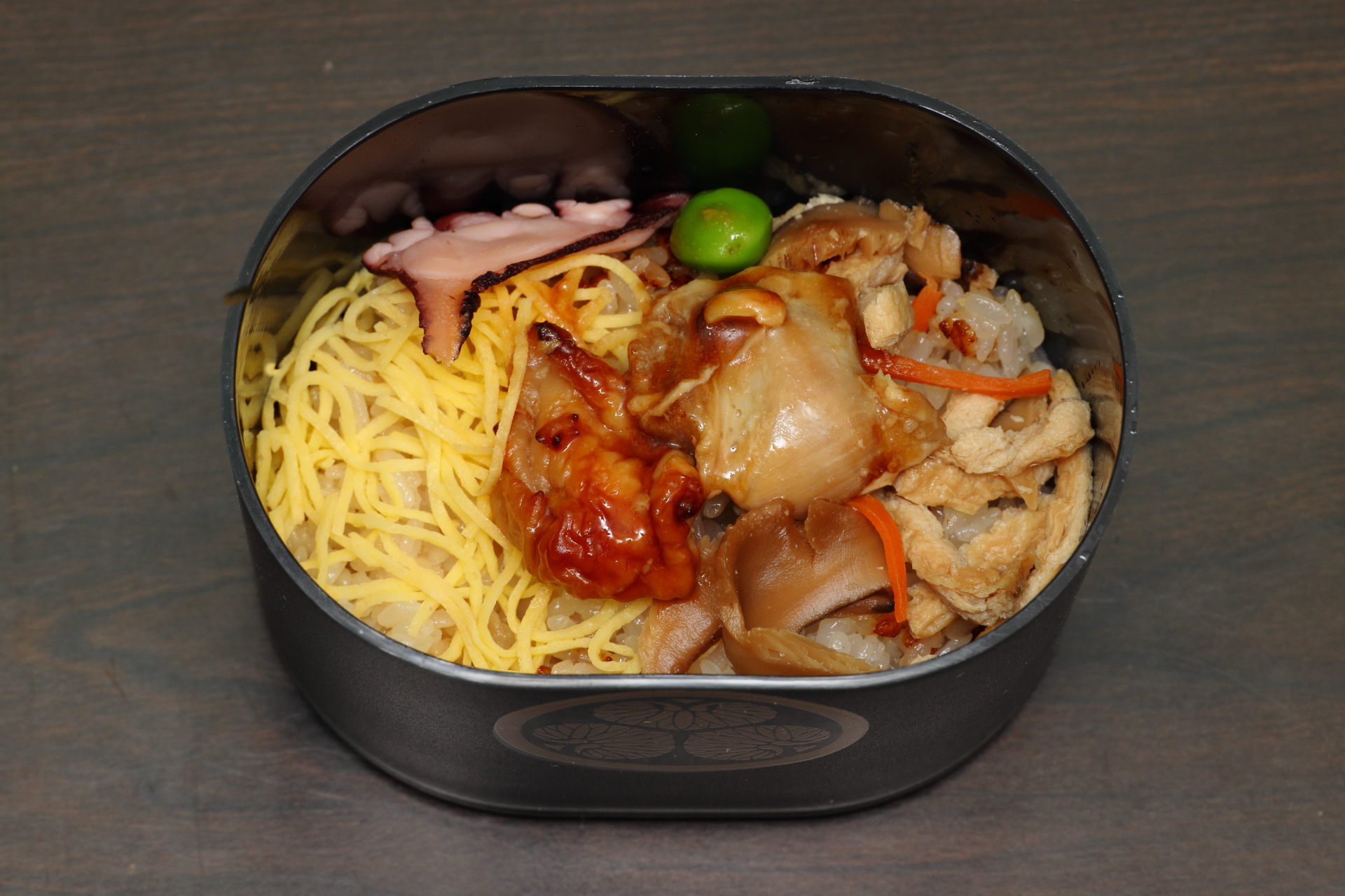 下段の炊き込みご飯にはつくば鶏照り焼きがのっています