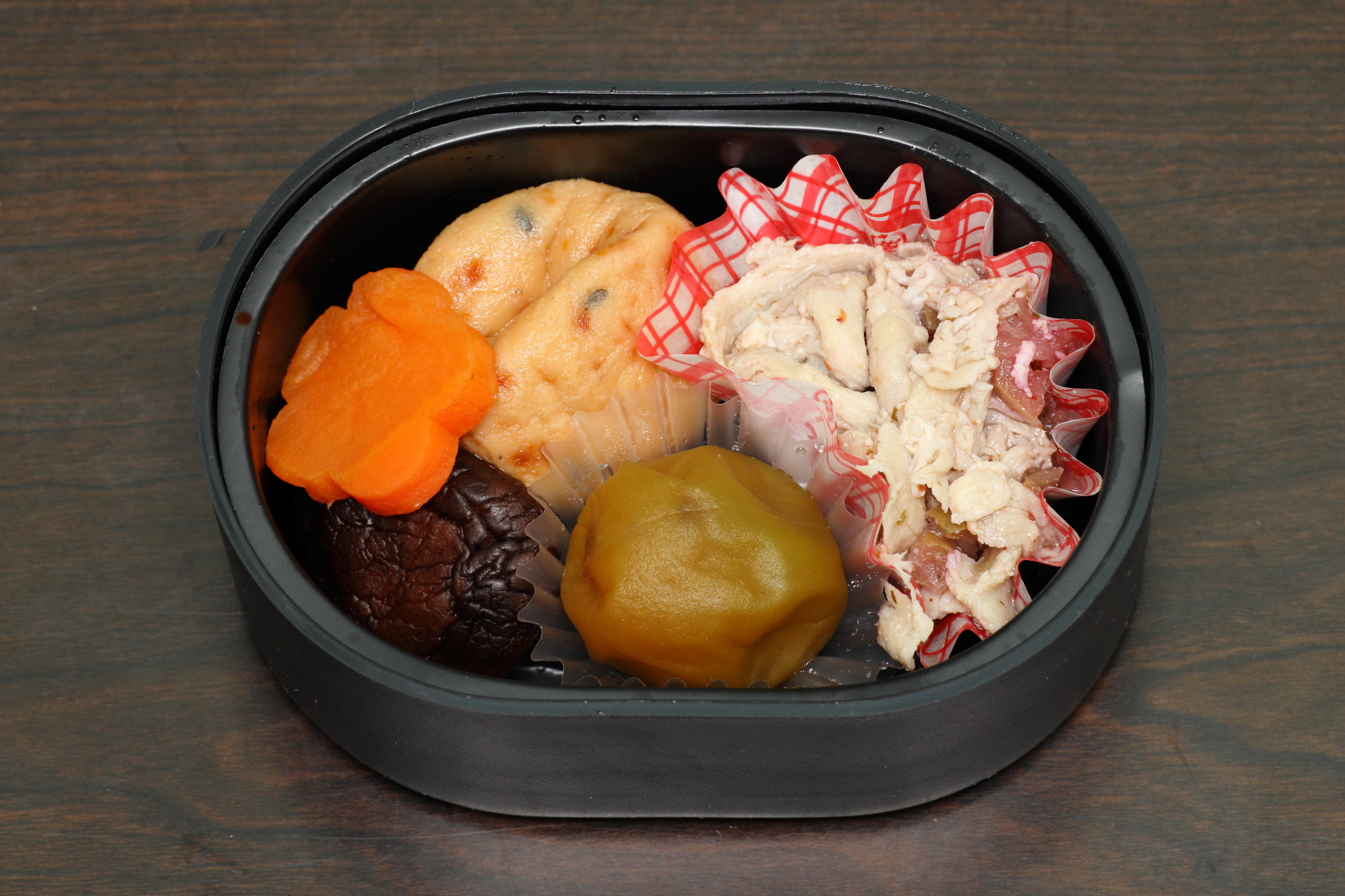 全体的に爽やかな梅味が印象的な上段のおかず