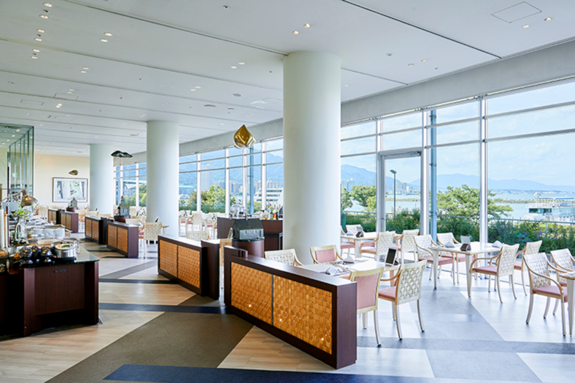 「レストラン ザ・ガーデン」では和洋ビュッフェを味わえる