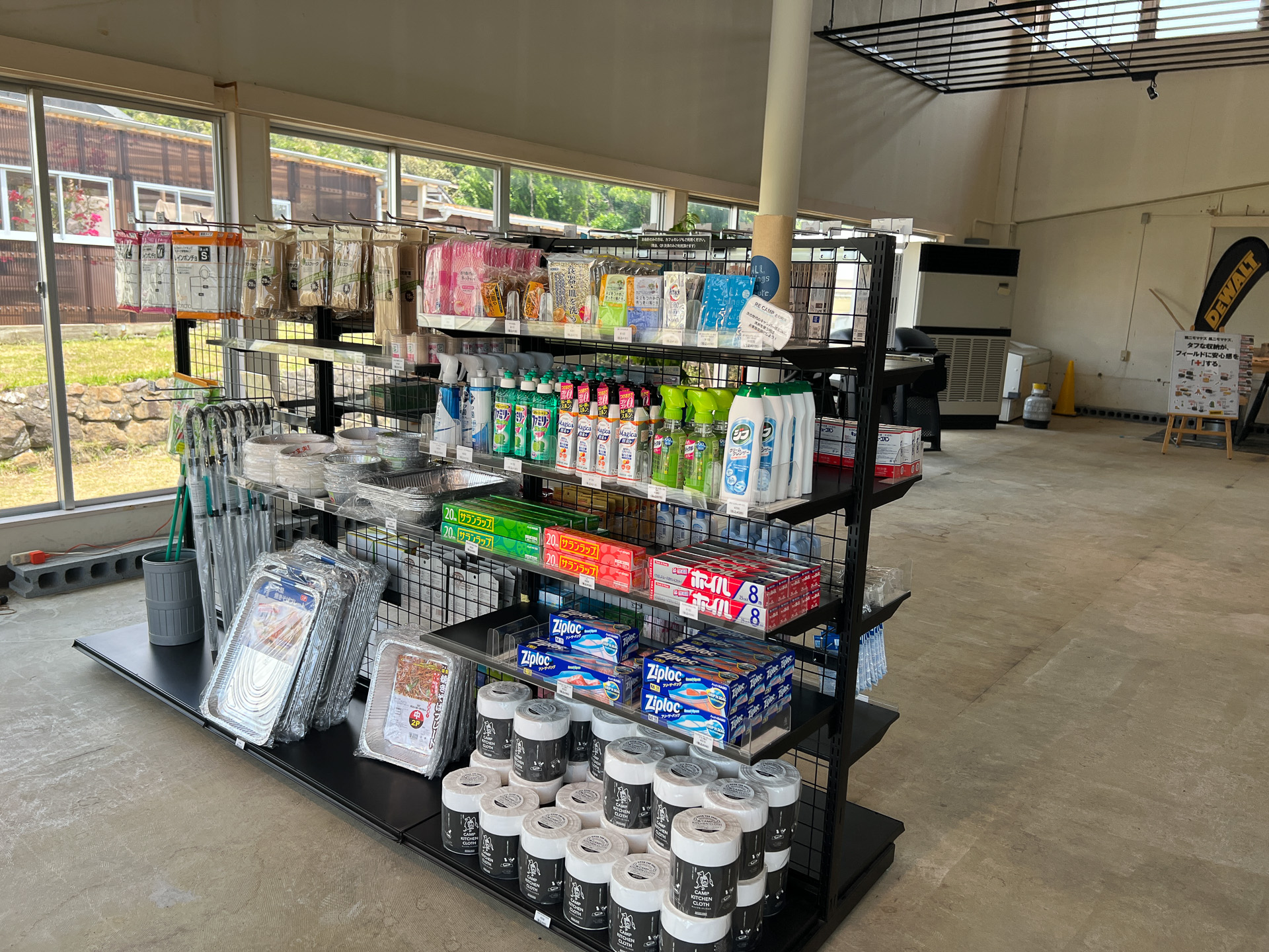 何でも売っていると言っても過言ではない売店