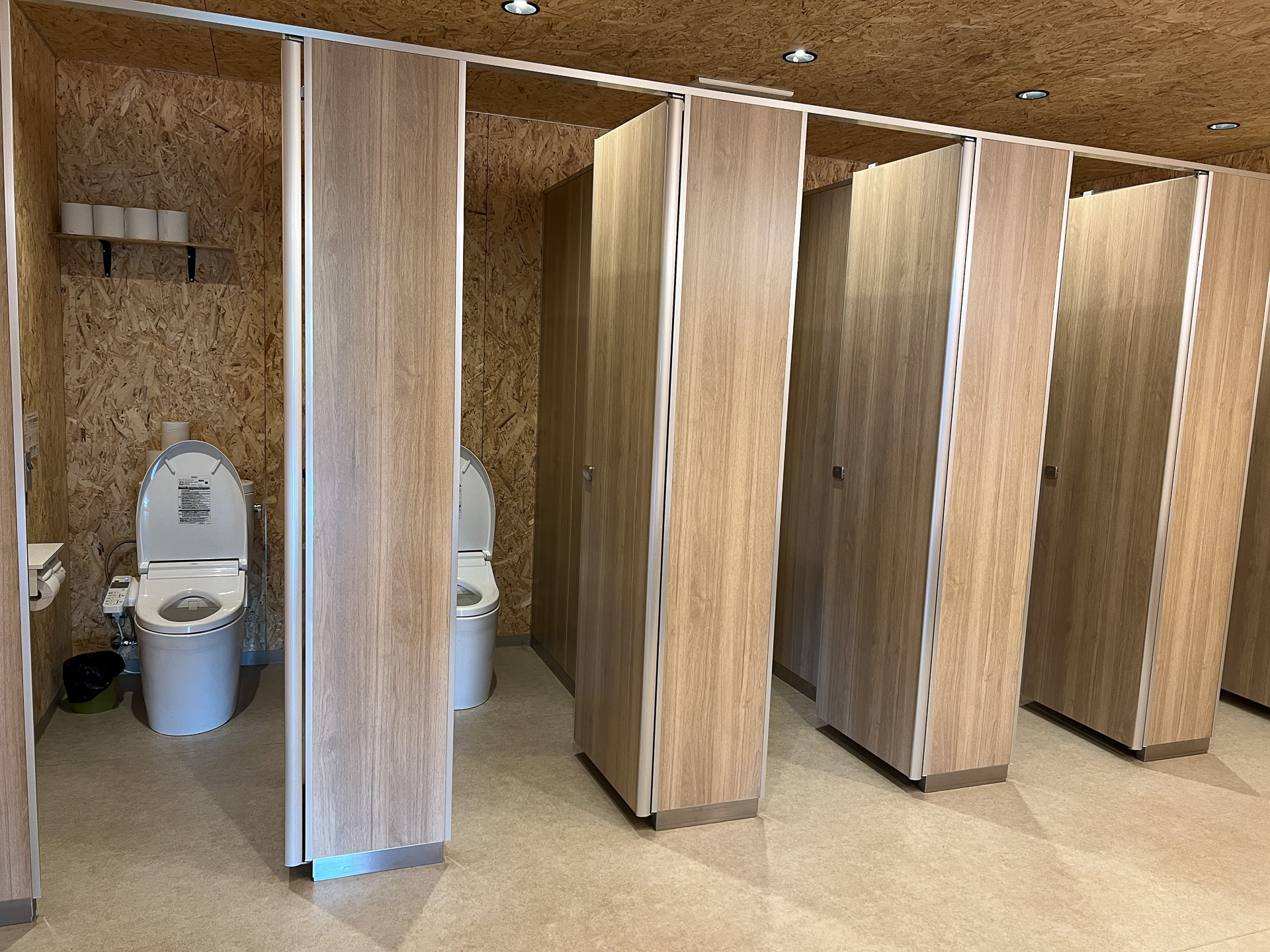 温水洗浄トイレ、明るいのと男女別なのがうれしい