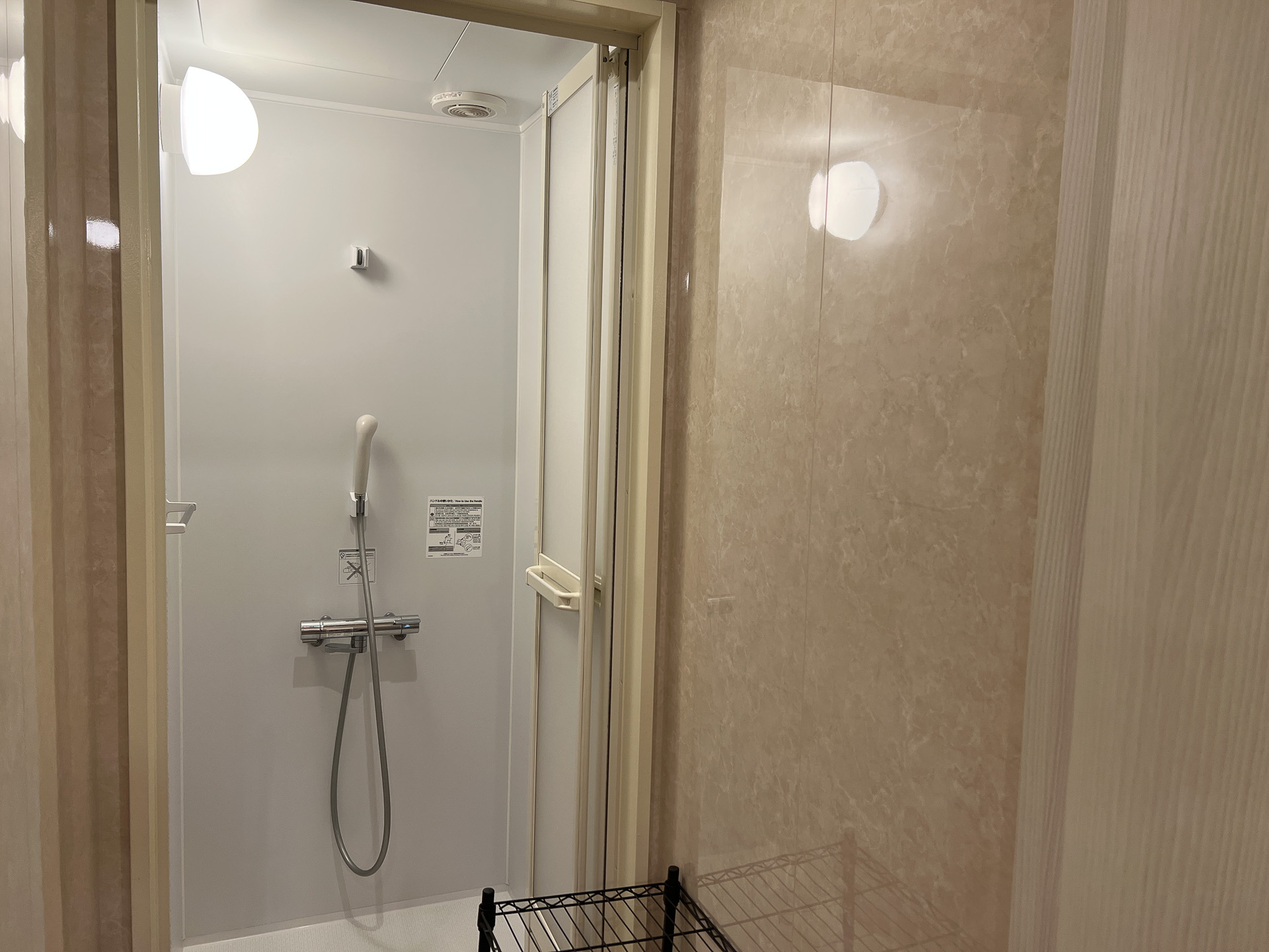 白を基調とした明るいシャワールーム