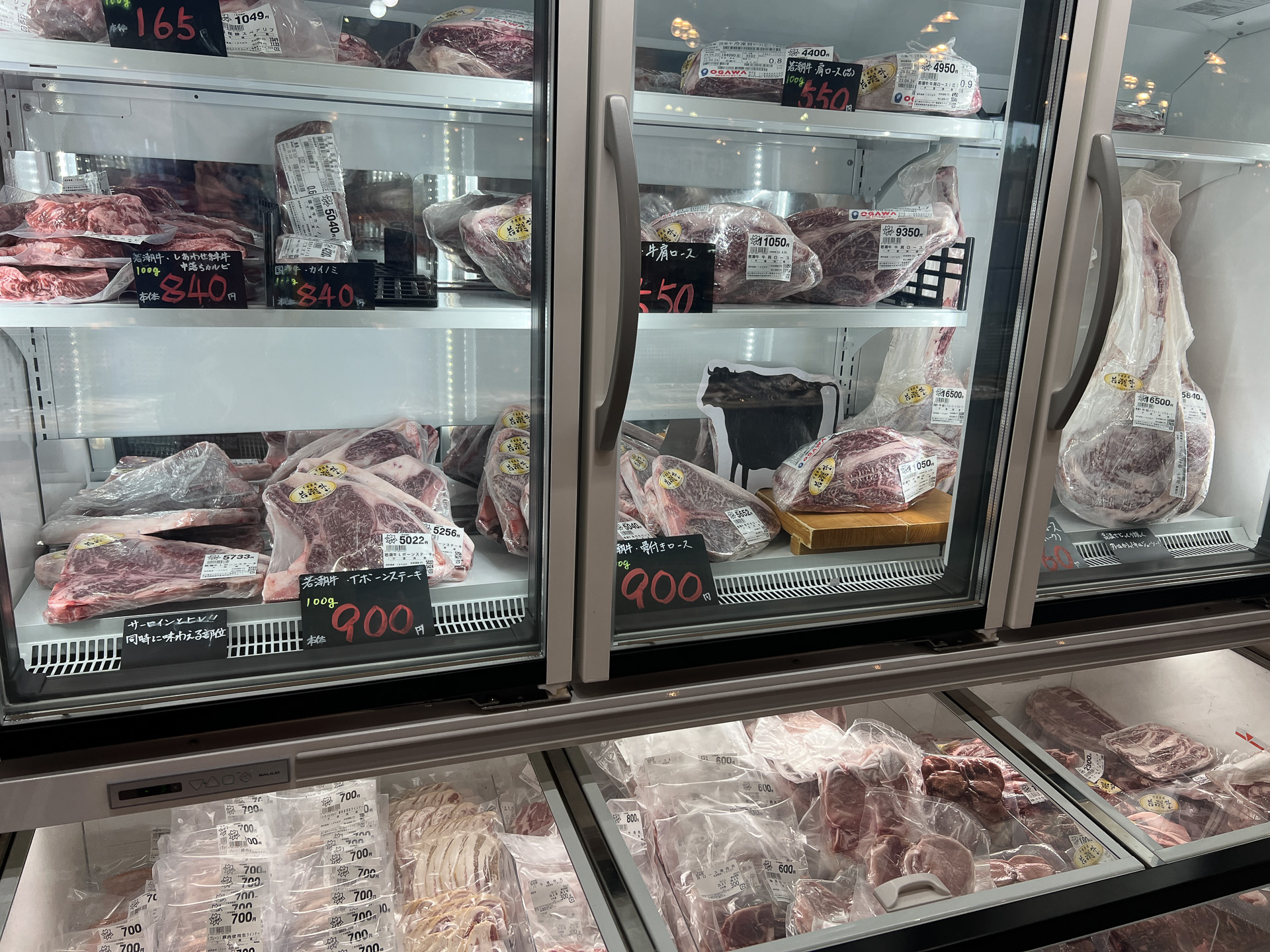 魚介だけではなく、肉類の品揃えもバッチリ