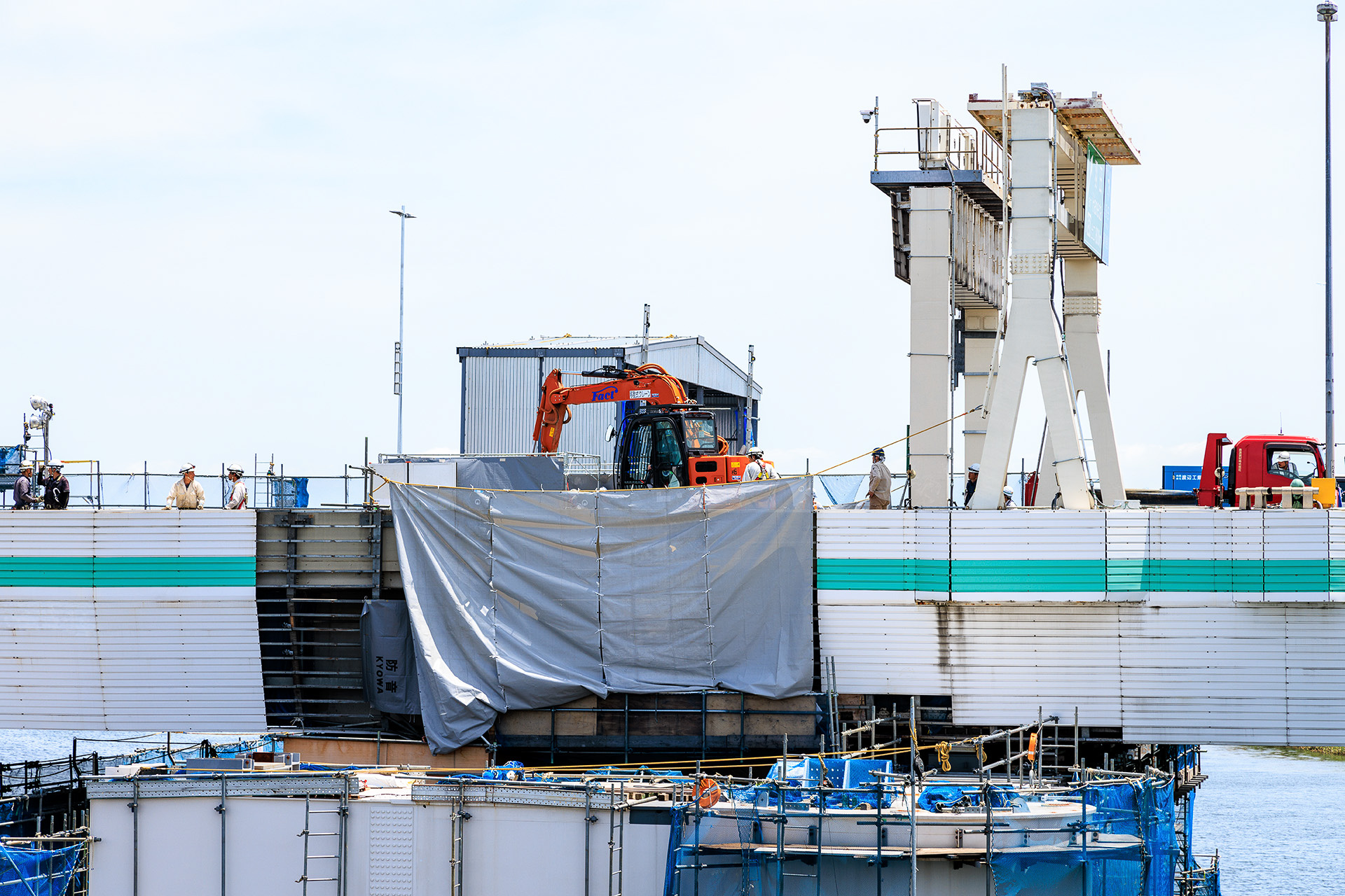 油圧ショベルにより撤去が進行中