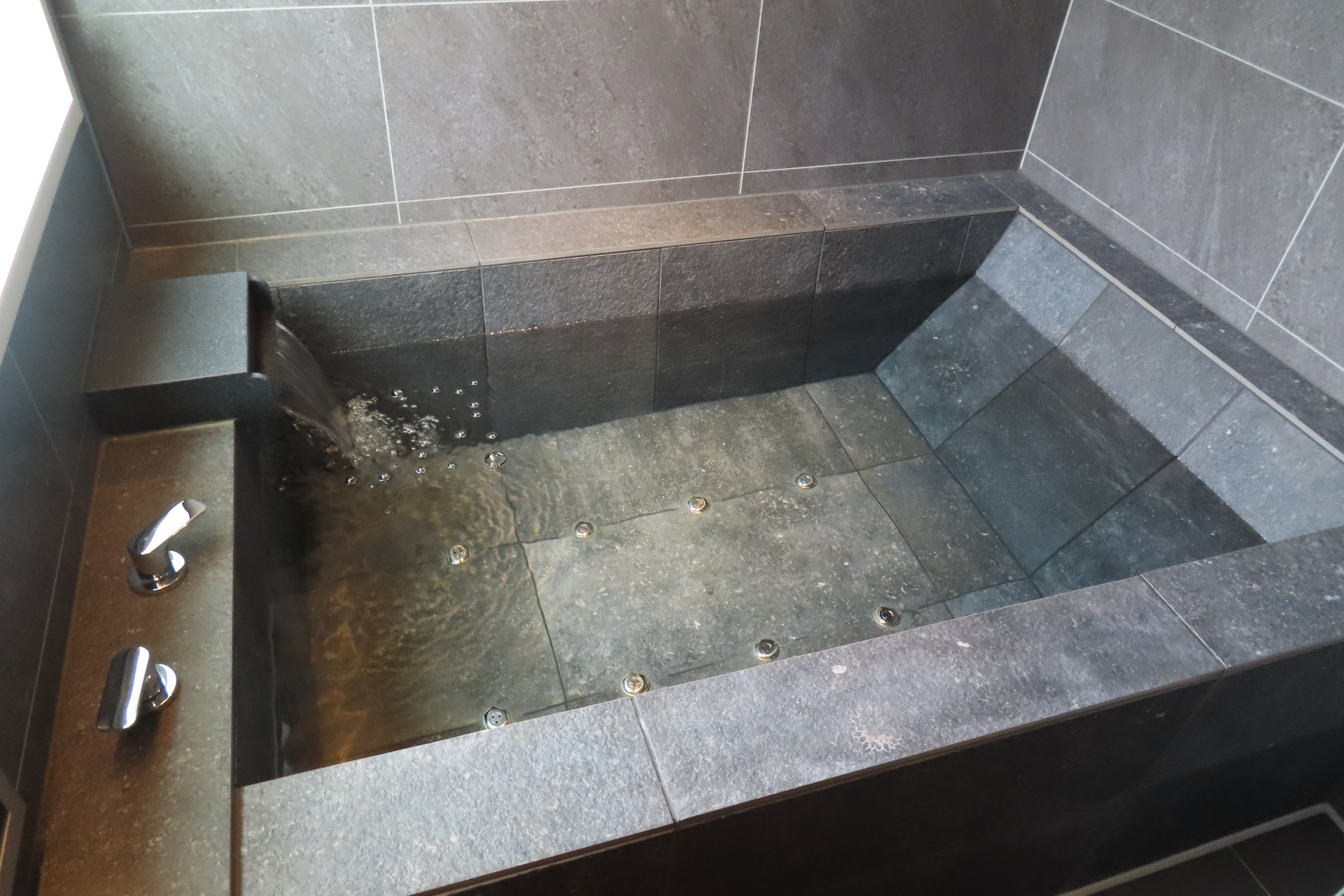 全室にジャグジーバスが付いており、浴室とは別にシャワールームもある