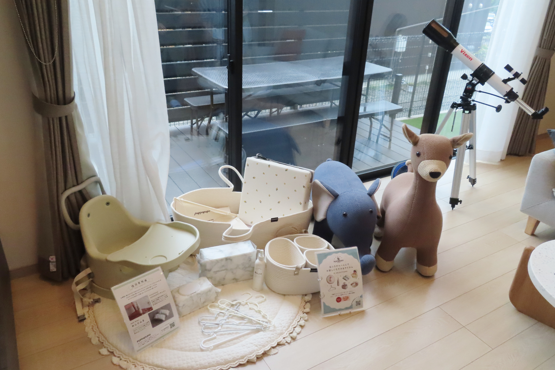 各種ベビー用品が部屋に備え付けられており、一部の部屋には天体望遠鏡も