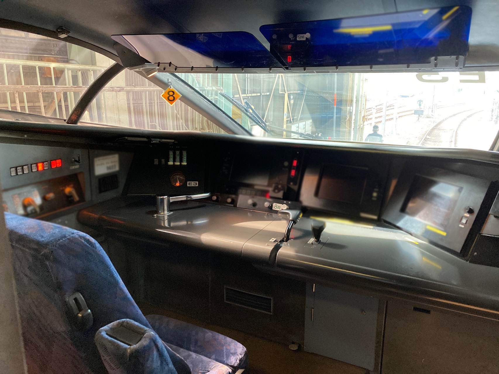 屋根上から車両を見学する様子