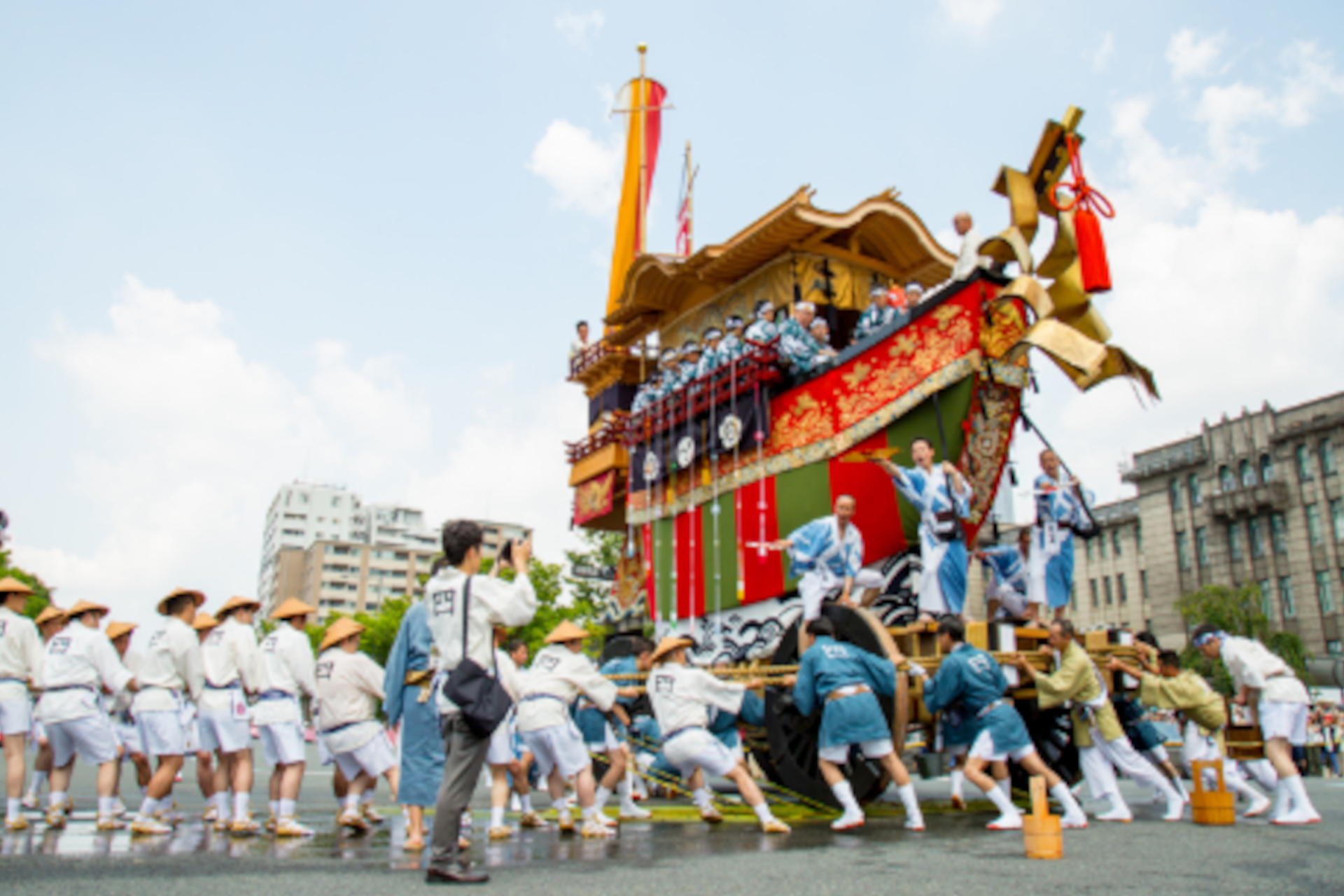 祇園祭は1000年以上の歴史を持つ八坂神社の祭礼。山鉾巡行など多彩な祭事が1か月にわたり行なわれる