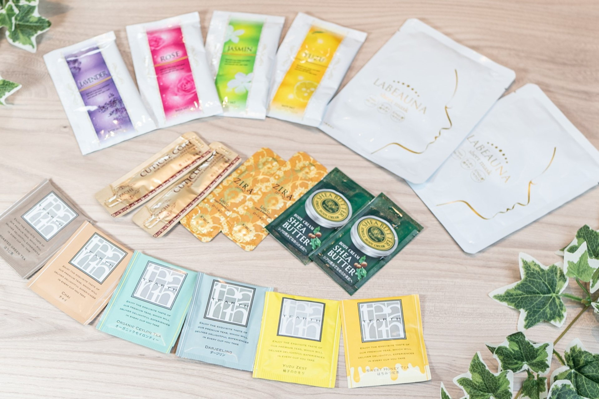 ロビーのアメニティバーにファーマコピアの基礎化粧品類一式とTEARTHのティーバッグを用意