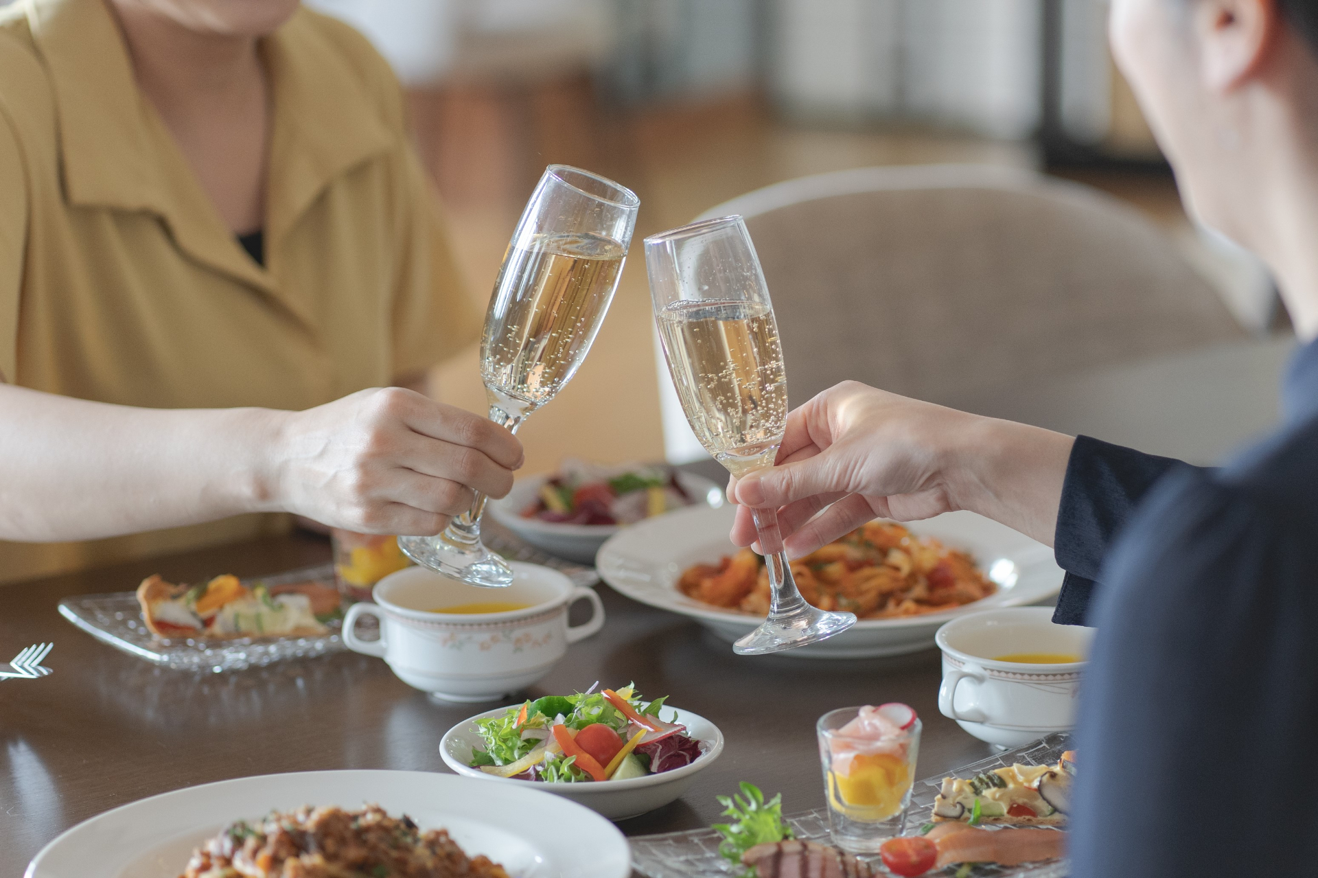 朝食は道産大豆の自家製豆腐、七飯町の王様しいたけと道産野菜のキッシュ、シェフが目の前で調理するオムレツ、地元老舗の美鈴珈琲、土日祝限定の烏賊飯など