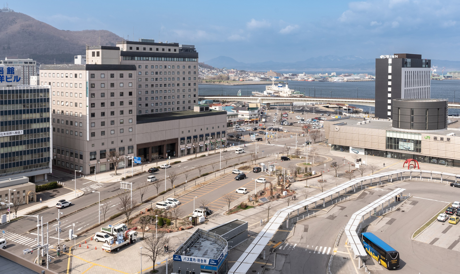 JR函館駅前に立地し、バスターミナルや函館朝市も徒歩1分でアクセスできる