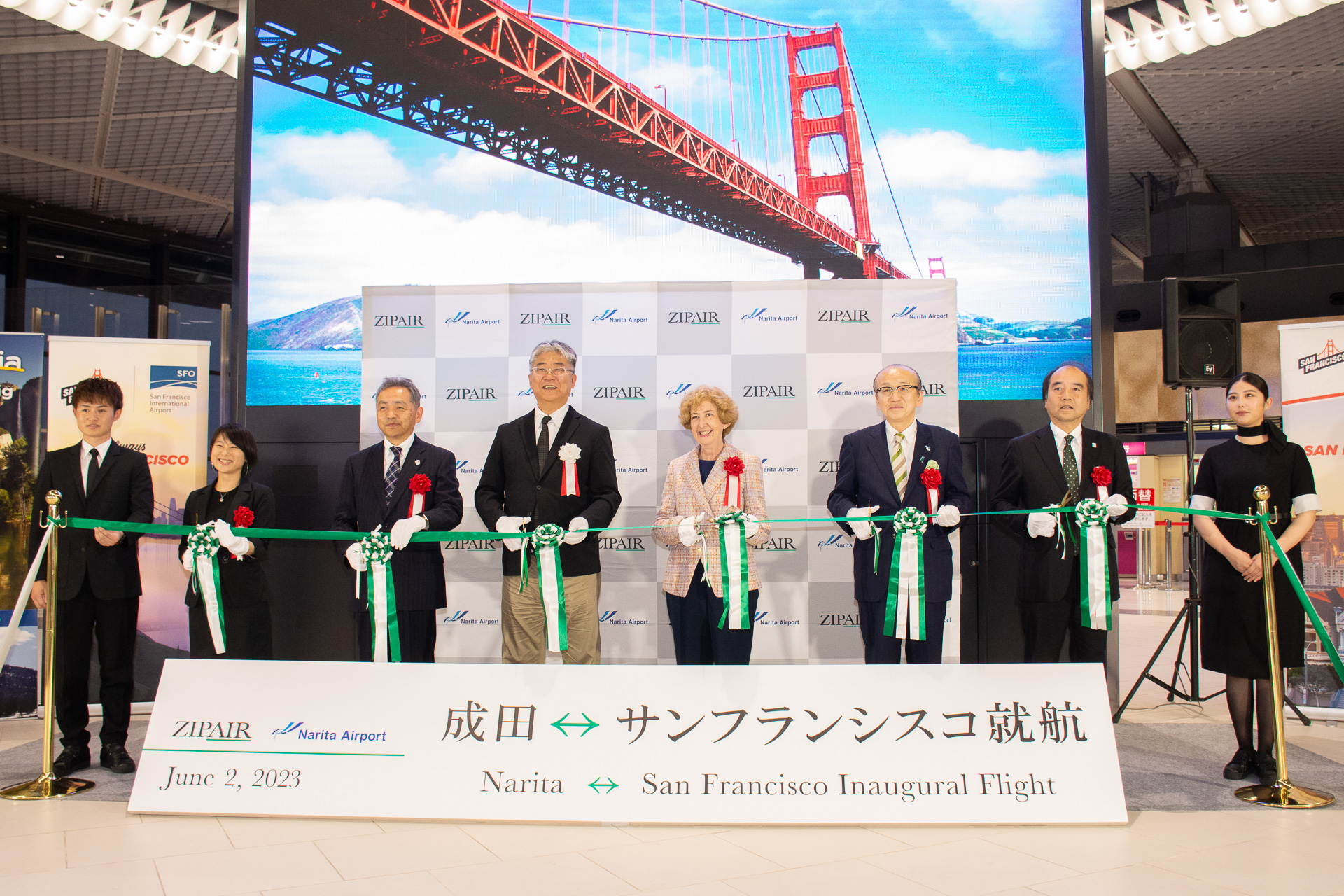 テープカットを行なった