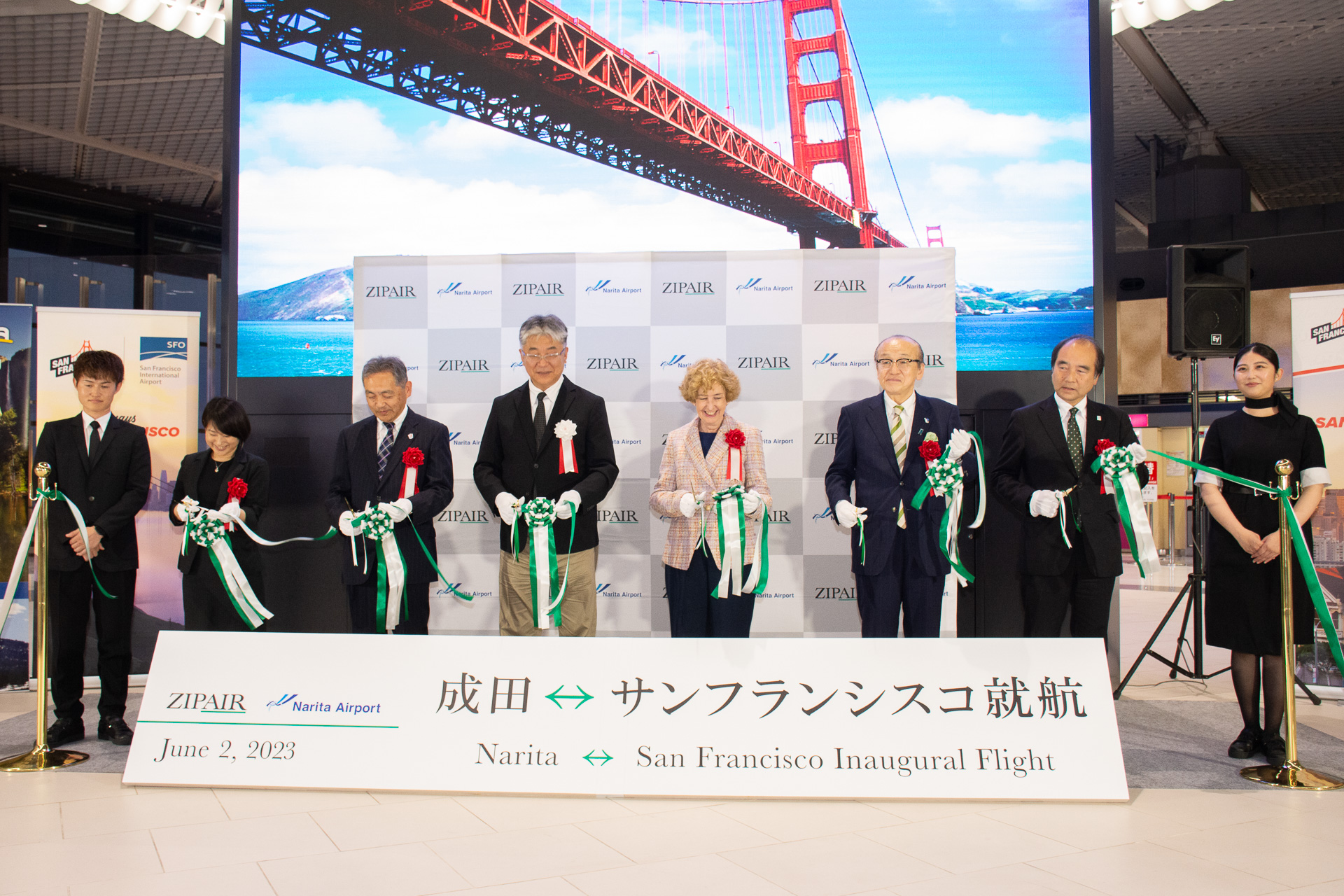 テープカットを行なった