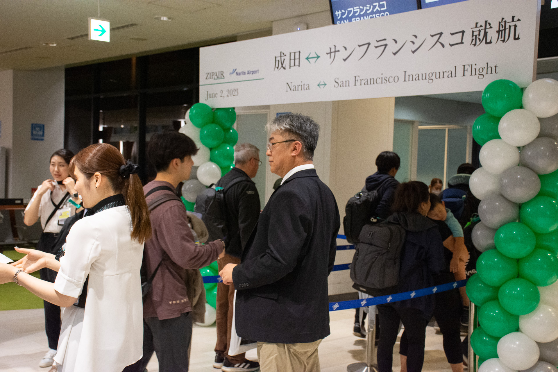 西田氏みずからゲート前で搭乗者を案内した