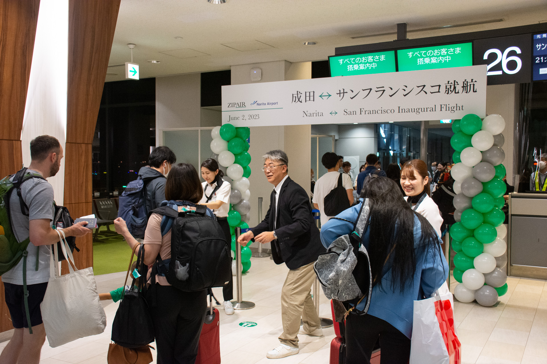 西田氏みずからゲート前で搭乗者を案内した