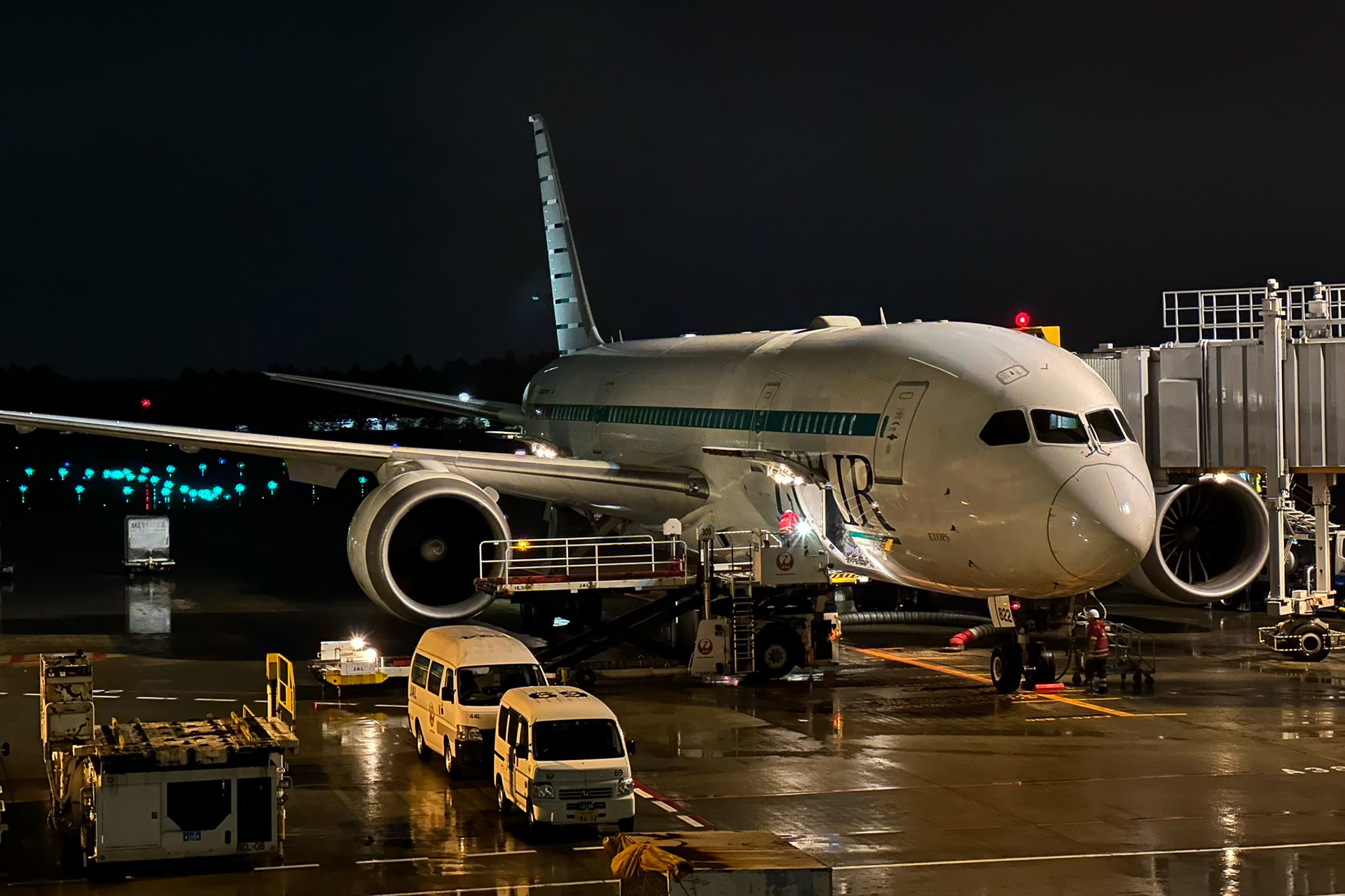 26番スポットで出発を待つZG26便