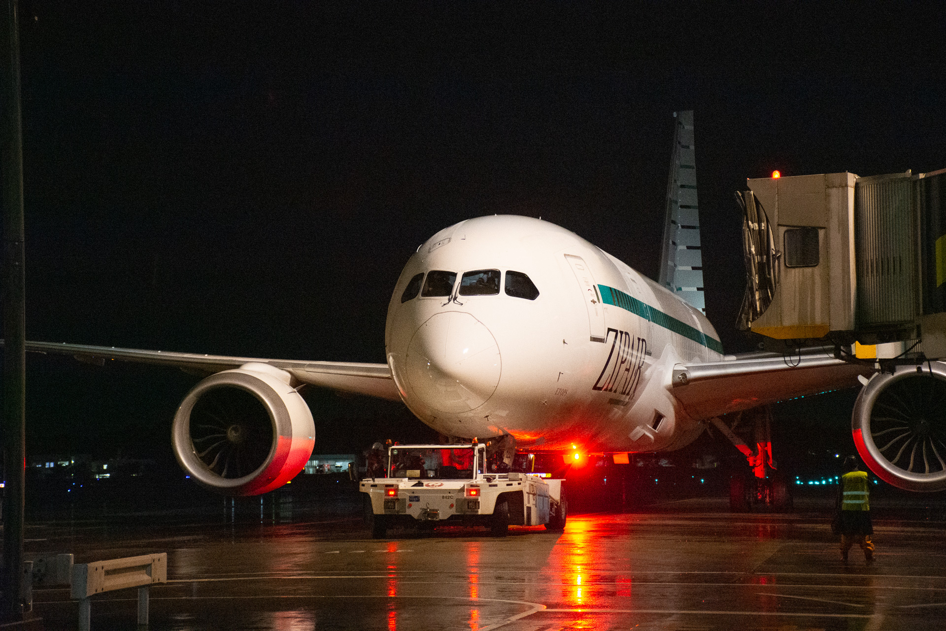 プッシュバックしていくZG26便