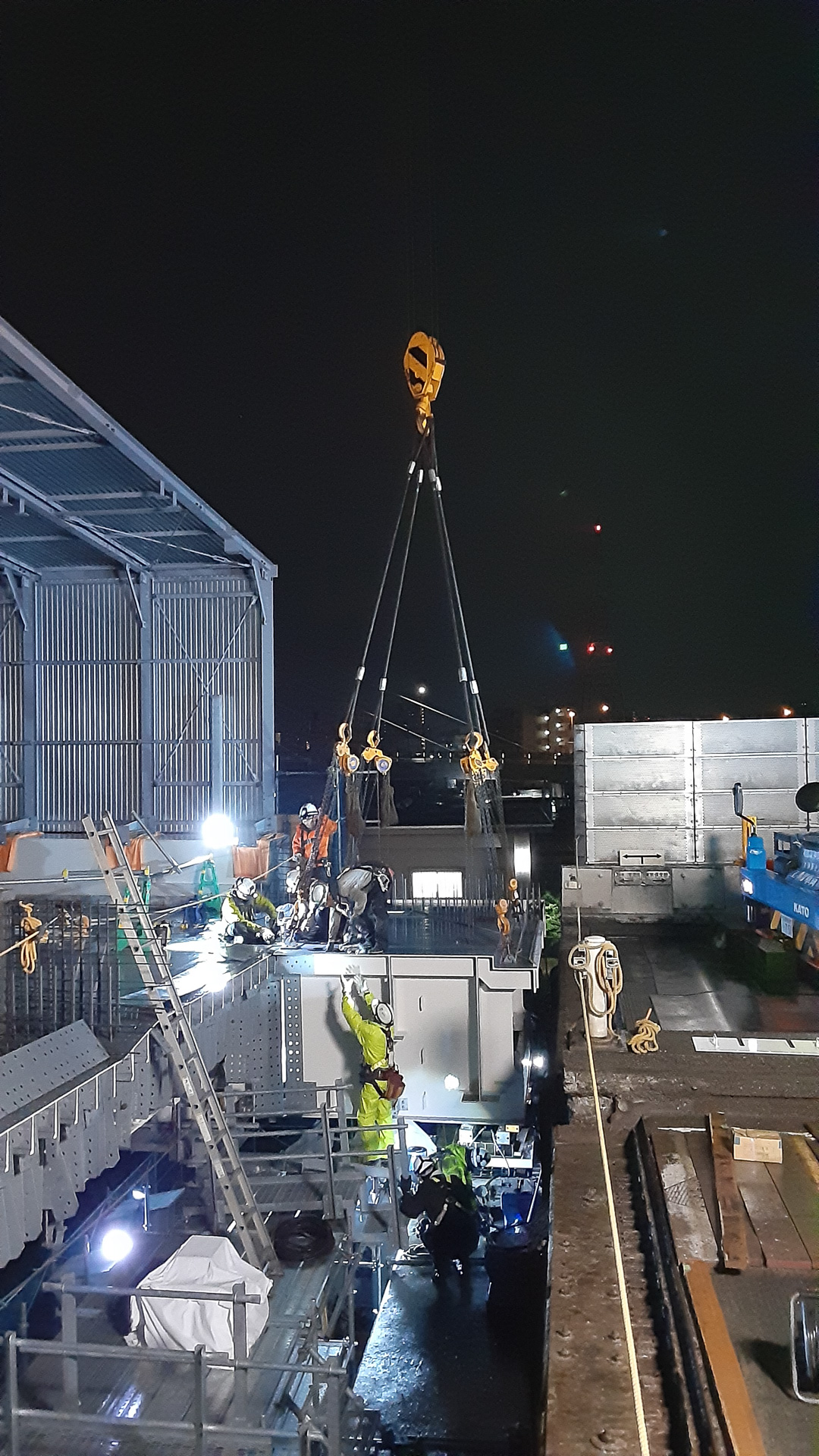 隙間を埋める桁をクレーンで吊って架設していく